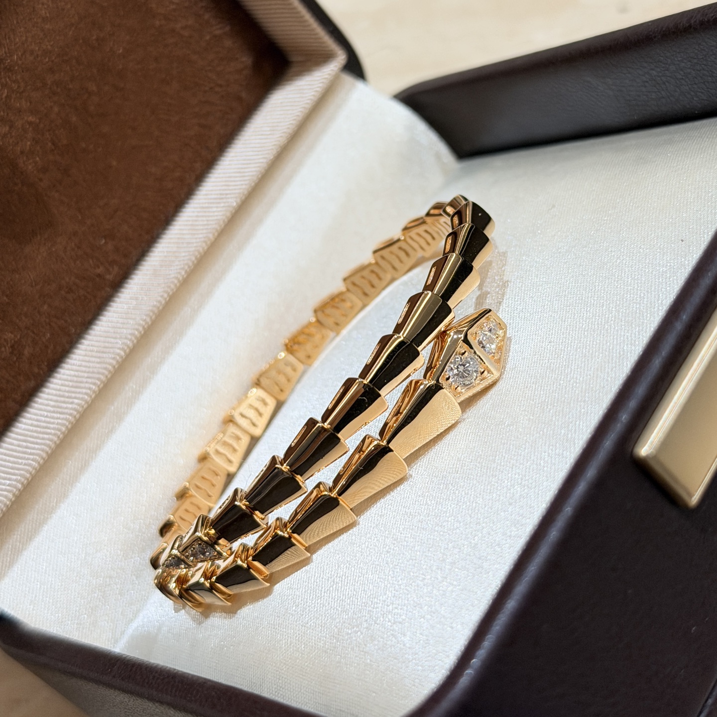 NO:768359,BV’s new model, the classic snake-shaped bracelet is too high-end. It is a popular model in the counter. No matter how expensive it is, many people are flocking to it. This model is a spring model. It is composed of many three-dimensional squares of different sizes connected in series on the spring piece. The small squares are only connected in series without welding, so this kind of elasticity is very large. The process of the snake-shaped bracelet is very complicated and has many accessories. It is not suitable for making silverware. What we do is jewelry K gold craftsmanship.  Each accessory of the snake bone has been precision polished 360°, and the particularly bright real gold texture stone is an imported first-grade diamond, which is more transparent and sparkling. Rose gold bracelet, fine jewelry, bottega veneta, bracelet19860909BV家 新款 经典蛇形手镯太高级啦 专柜大爆款,再贵都有很多人趋之若鹜这款是弹簧款,由很多大小不一的立体方块串联在弹簧件上,小方块之间仅是串联而没有进行焊接,所以这款弹性是非常大的.蛇形手镯工序非常复杂,配件多,不适合做银件,我们做的是珠宝K金工艺 蛇骨每个配件都进行了360°精密抛光,特别光亮真金质感石头是进口一级钻,更透更闪 玫瑰金色手镯,饰品精品,bottega veneta,bracelet,Jewelry