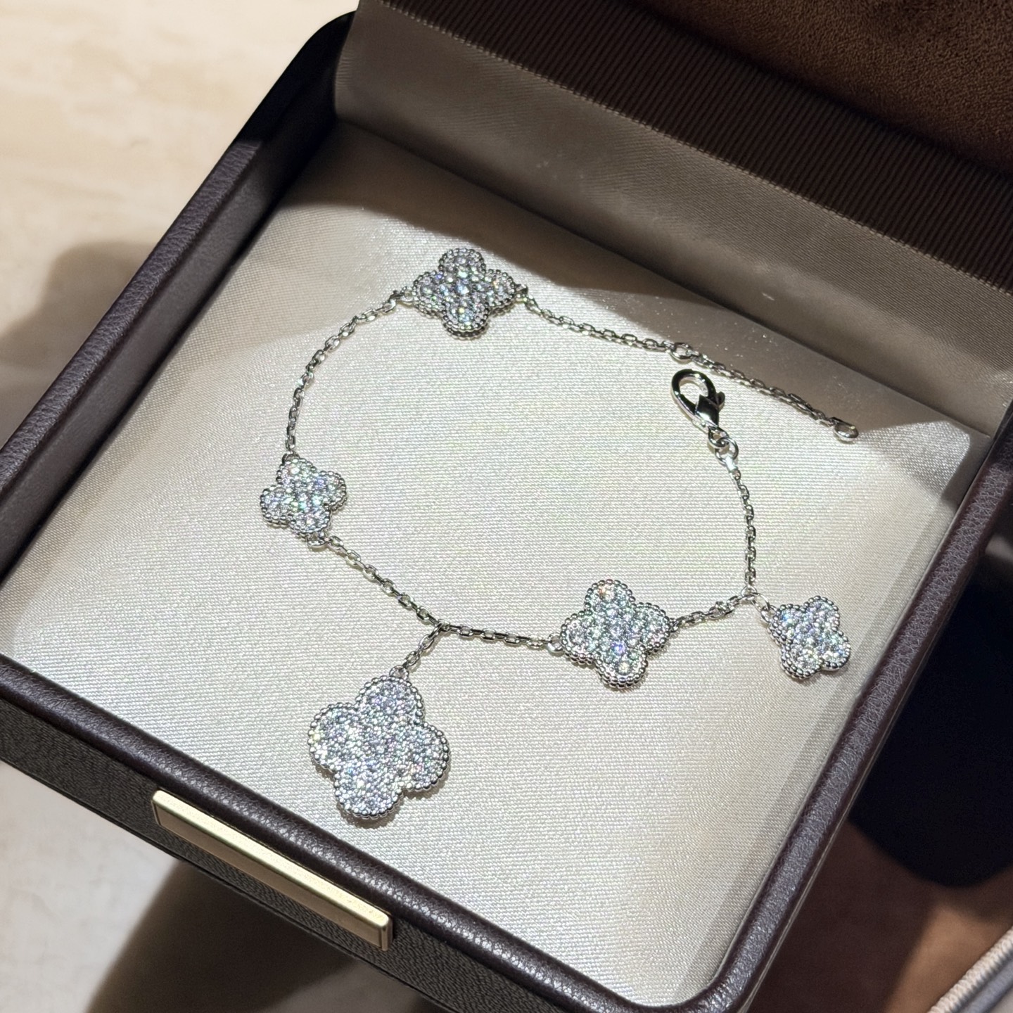 Hermès A7322 梵家 新款 乱花 五花 四叶草 手链 完美演绎 范儿 360°无死角 美死啦高级定制 S925纯银微镶高碳钻 搭配衣服