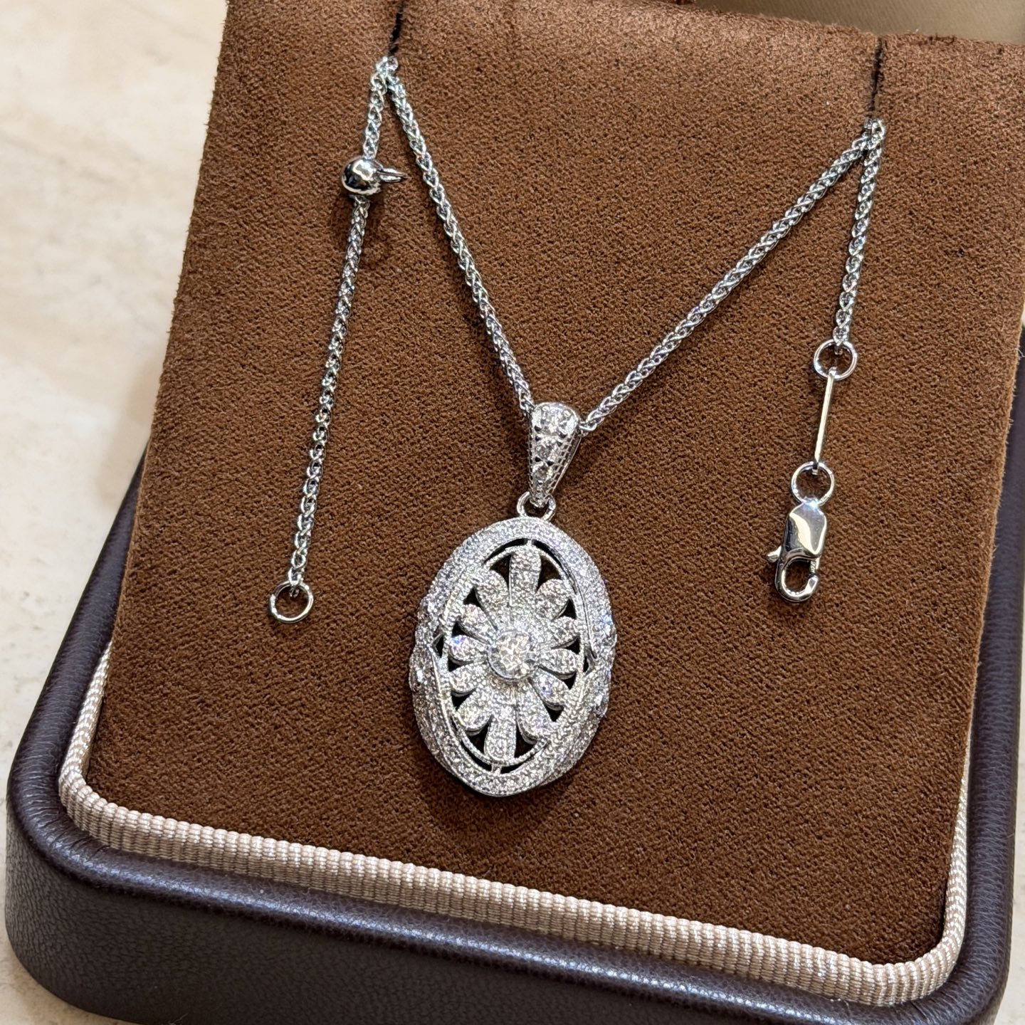 A7172 👑 Independent designer, hot style, full diamond, vintage series🌼Vintage full diamond daisy necklace. Blooming r…