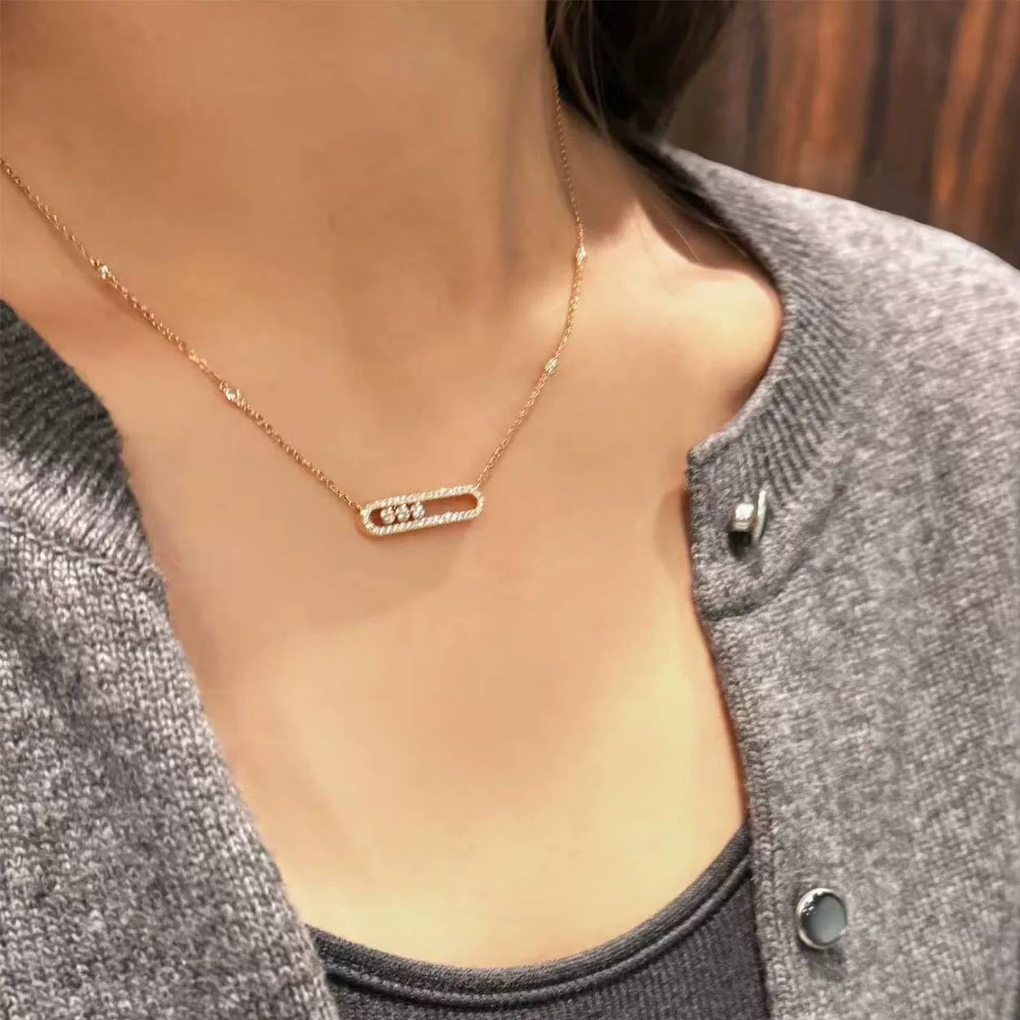 Hermès S0109 梅西卡 三钻滑动 满钻 满天星项链 欧美最受欢迎的品牌 脖子点缀神奇 Blingbling 项链 优雅气质高贵 精选优质S925纯银材质 不褪色不过敏 玫瑰金铂金两色 电镀厚金 纯银项链