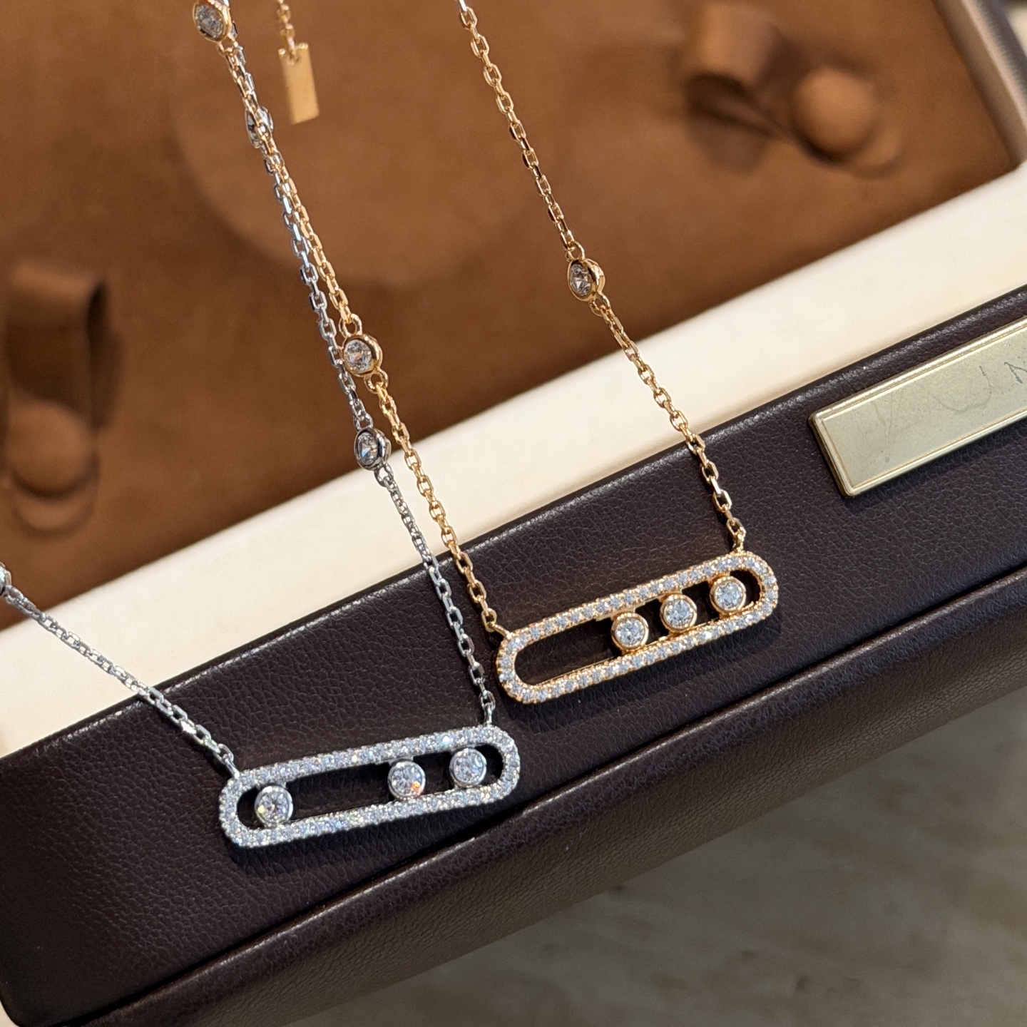 Hermès S0109 梅西卡 三钻滑动 满钻 满天星项链 欧美最受欢迎的品牌 脖子点缀神奇 Blingbling 项链 优雅气质高贵 精选优质S925纯银材质 不褪色不过敏 玫瑰金铂金两色 电镀厚金 纯银项链