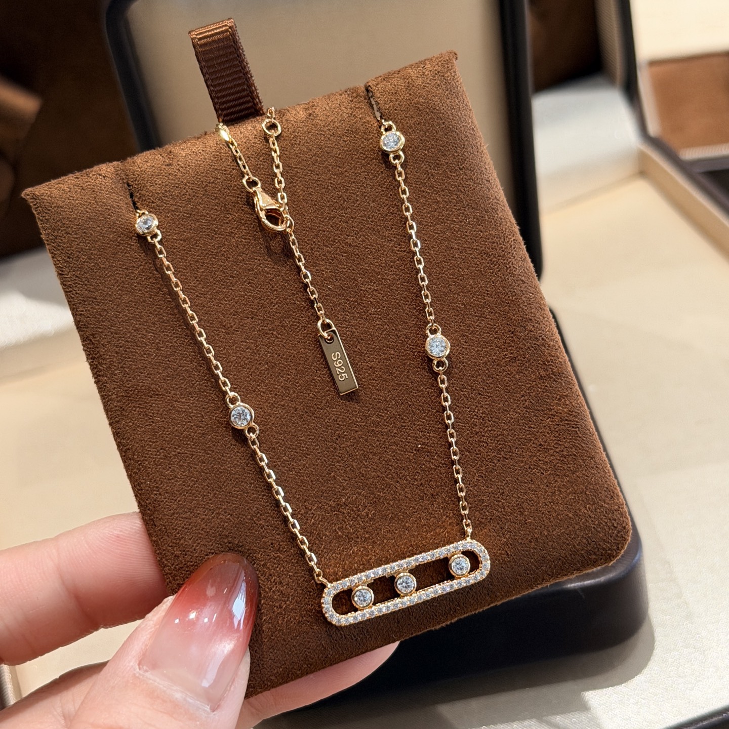 Hermès S0109 梅西卡 三钻滑动 满钻 满天星项链 欧美最受欢迎的品牌 脖子点缀神奇 Blingbling 项链 优雅气质高贵 精选优质S925纯银材质 不褪色不过敏 玫瑰金铂金两色 电镀厚金 纯银项链