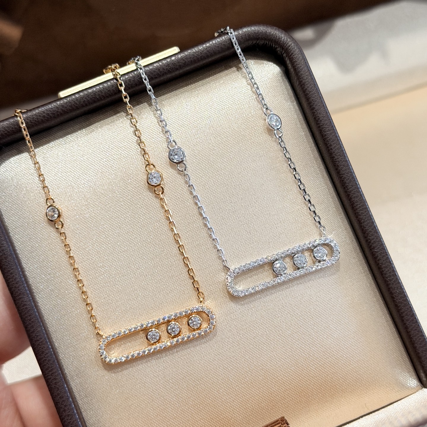 Hermès S0109 梅西卡 三钻滑动 满钻 满天星项链 欧美最受欢迎的品牌 脖子点缀神奇 Blingbling 项链 优雅气质高贵 精选优质S925纯银材质 不褪色不过敏 玫瑰金铂金两色 电镀厚金 纯银项链