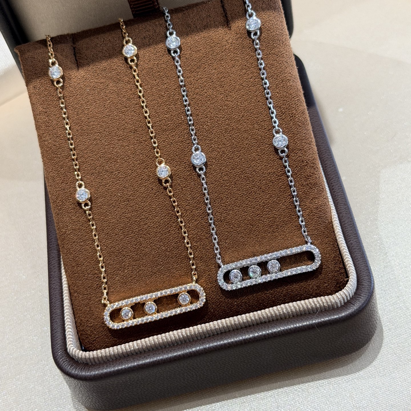 Hermès S0109 梅西卡 三钻滑动 满钻 满天星项链 欧美最受欢迎的品牌 脖子点缀神奇 Blingbling 项链 优雅气质高贵 精选优质S925纯银材质 不褪色不过敏 玫瑰金铂金两色 电镀厚金 纯银项链