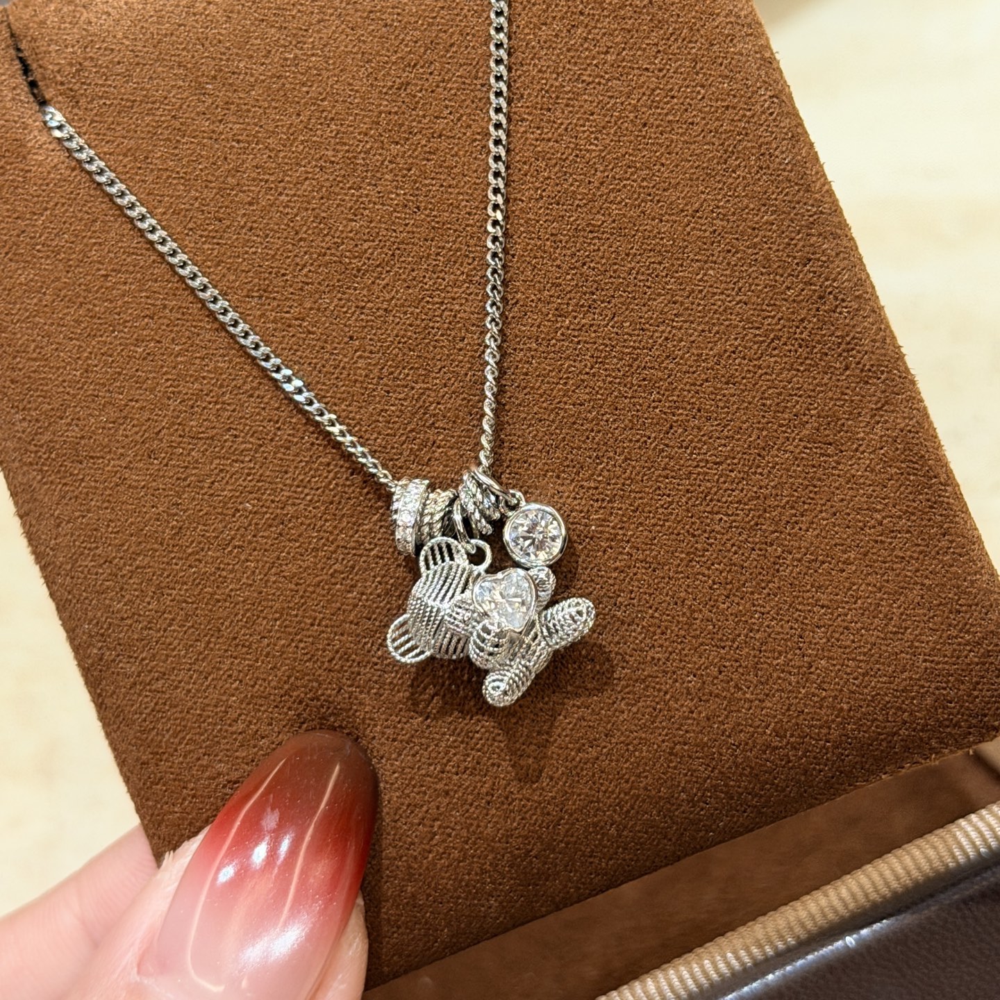 Hermès A6605 质感爆棚的 镂空爱心小熊 单钻 项链 高品质 925纯银镶嵌宝石 献给每一个拥有童心的你~绝对的吸睛款~你就是个生活 的小公举 电镀厚金 铂金色 纯银项链