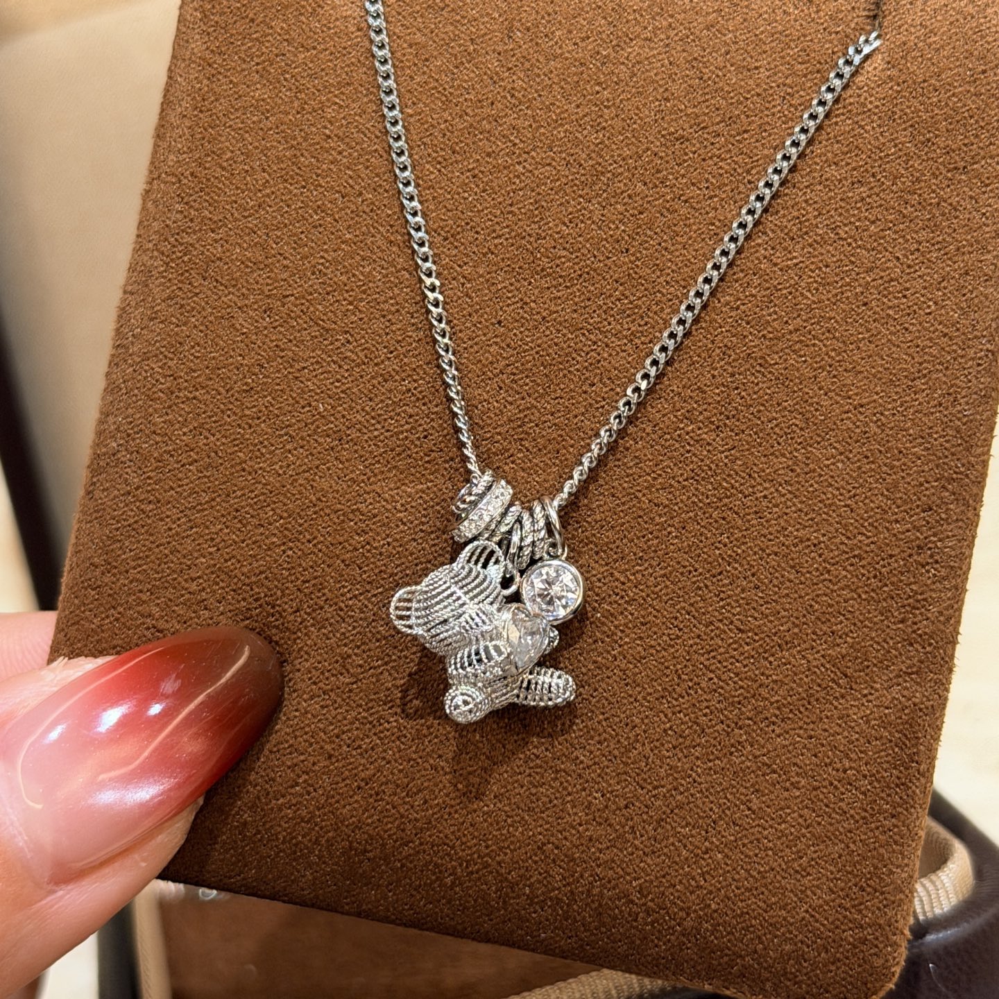 Hermès A6605 质感爆棚的 镂空爱心小熊 单钻 项链 高品质 925纯银镶嵌宝石 献给每一个拥有童心的你~绝对的吸睛款~你就是个生活 的小公举 电镀厚金 铂金色 纯银项链