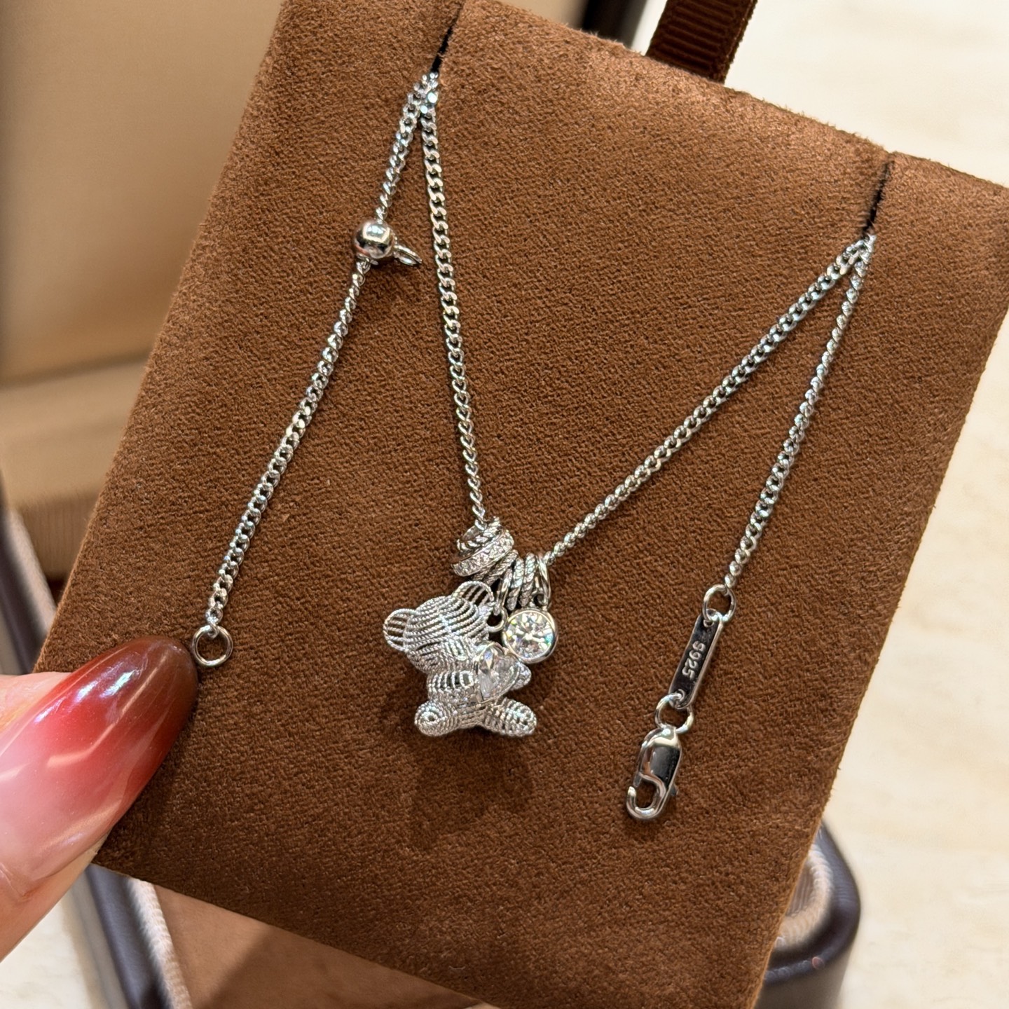 Hermès A6605 质感爆棚的 镂空爱心小熊 单钻 项链 高品质 925纯银镶嵌宝石 献给每一个拥有童心的你~绝对的吸睛款~你就是个生活 的小公举 电镀厚金 铂金色 纯银项链