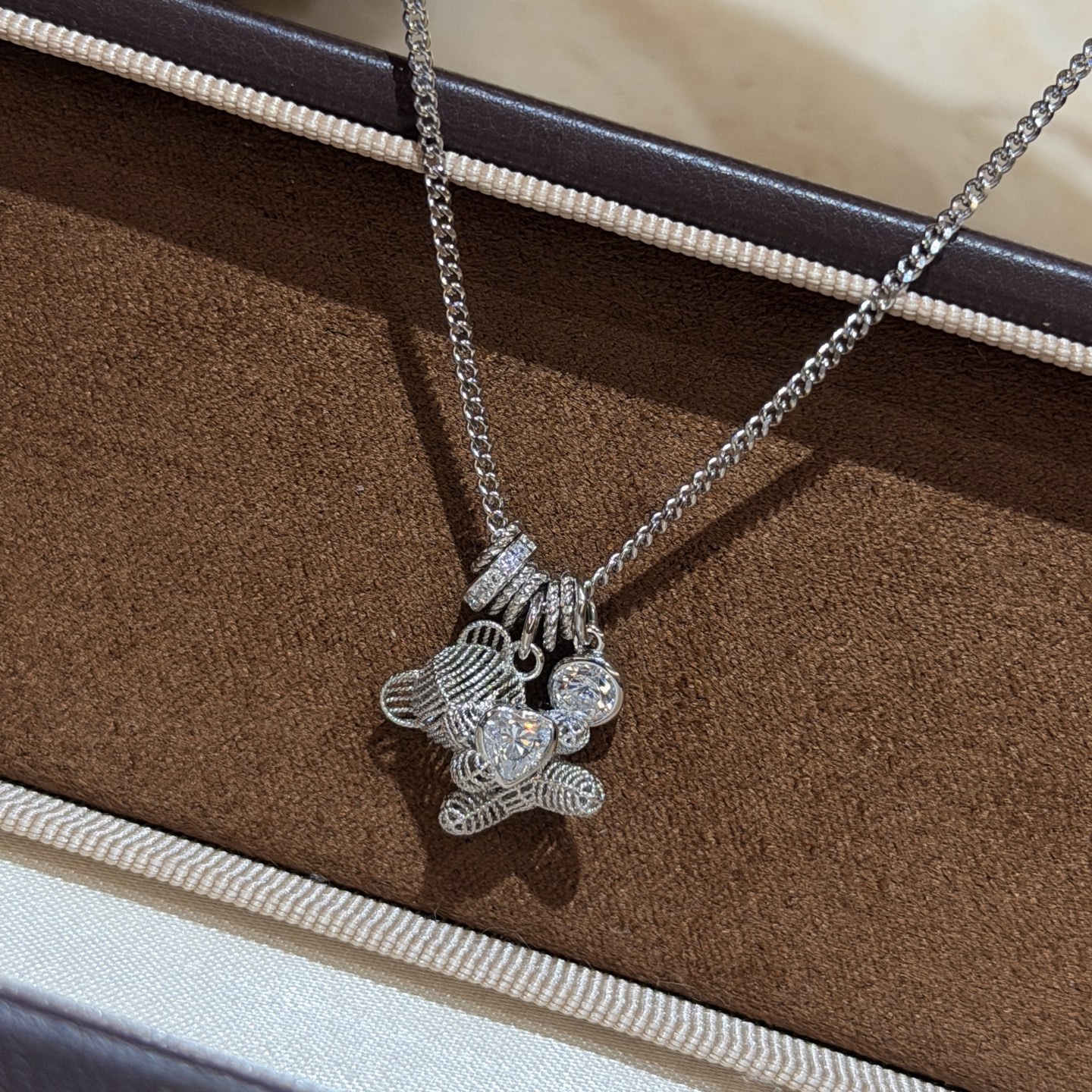 Hermès A6605 质感爆棚的 镂空爱心小熊 单钻 项链 高品质 925纯银镶嵌宝石 献给每一个拥有童心的你~绝对的吸睛款~你就是个生活 的小公举 电镀厚金 铂金色 纯银项链