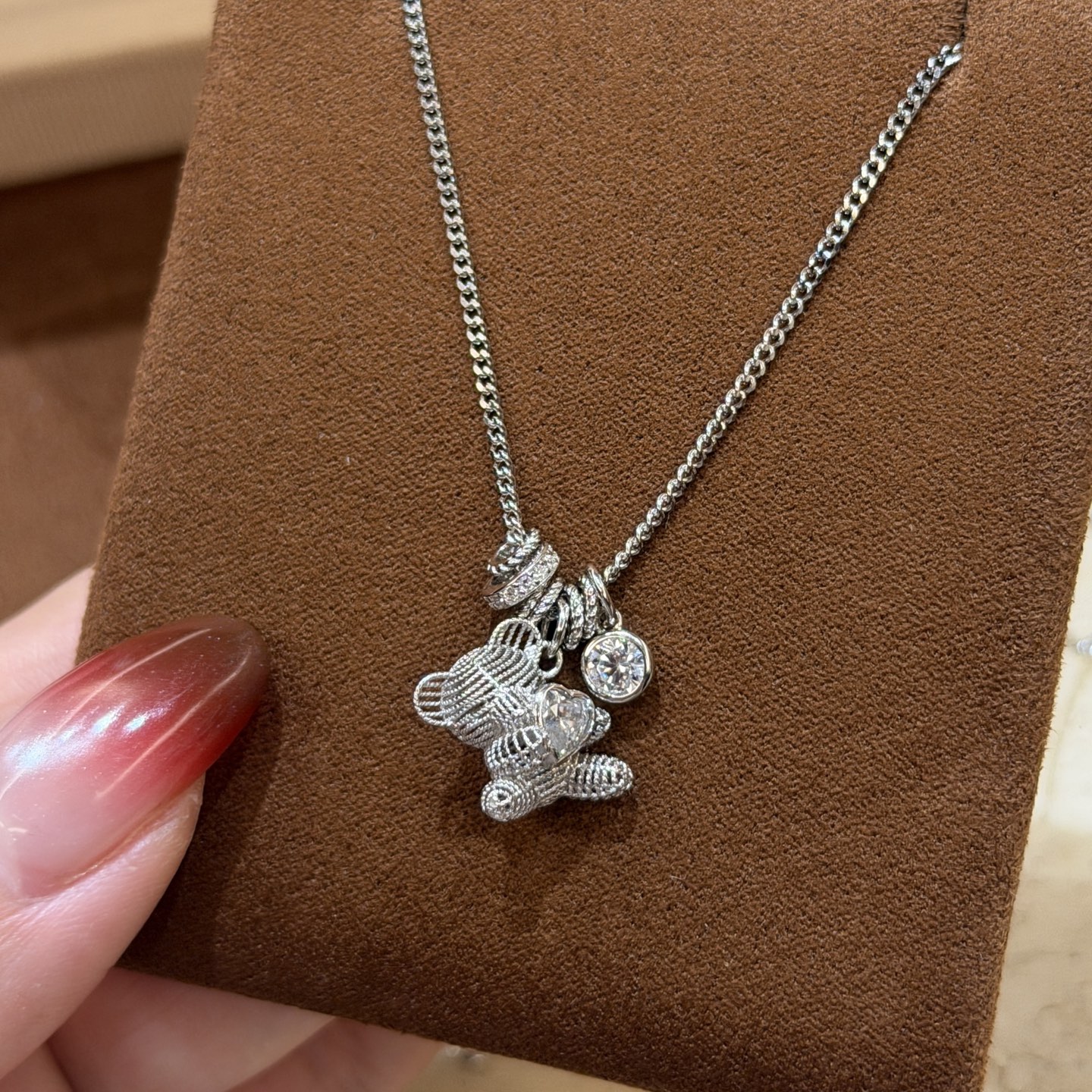 Hermès A6605 质感爆棚的 镂空爱心小熊 单钻 项链 高品质 925纯银镶嵌宝石 献给每一个拥有童心的你~绝对的吸睛款~你就是个生活 的小公举 电镀厚金 铂金色 纯银项链