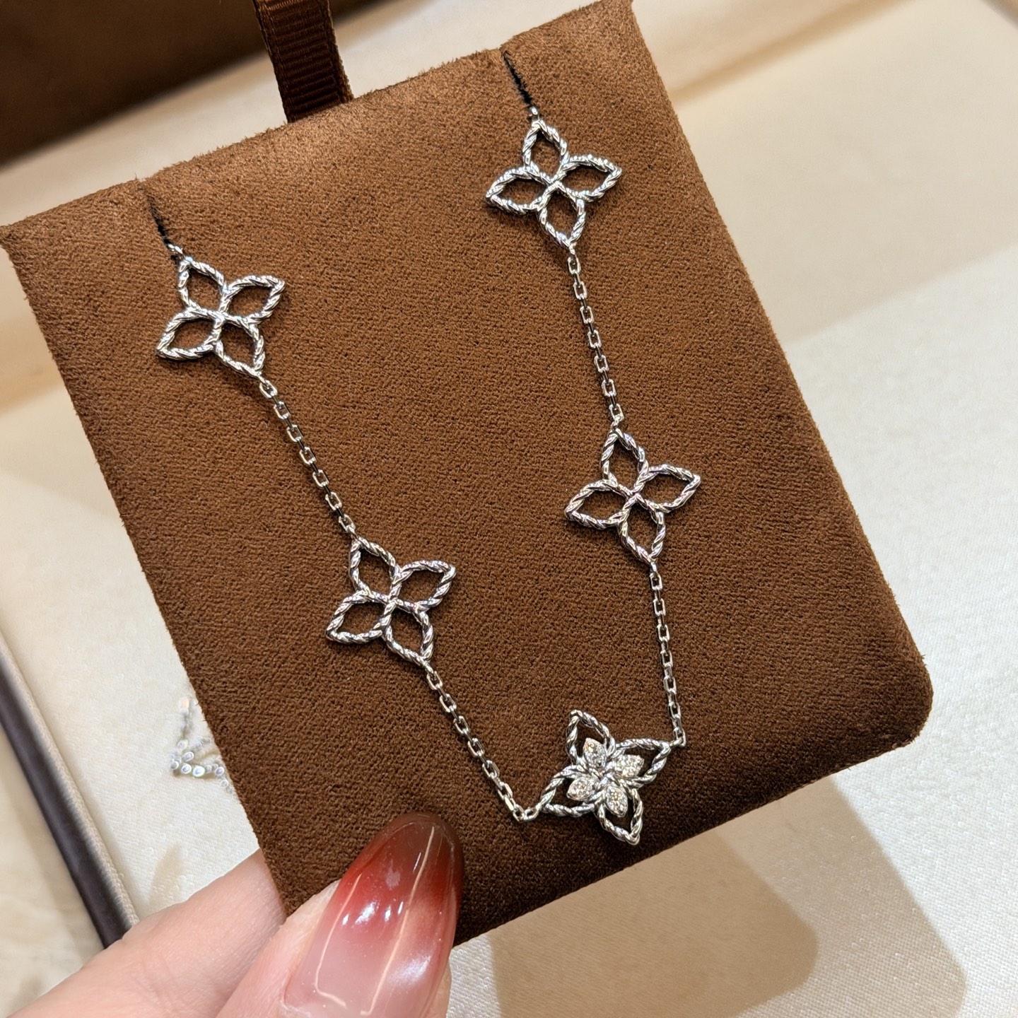 Hermès A7358 新款 布契风 镂空四叶草 十一花 麻花边 项链 高端S925材质 华丽设计 这种设计也只有 才能体现得淋漓尽致 永恒值得你拥有 铂金 电镀厚金 纯银项链