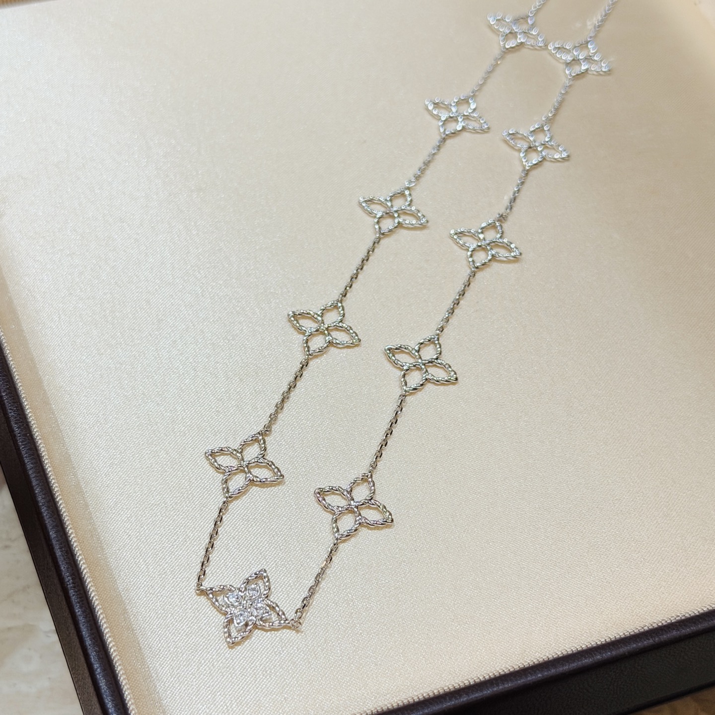Hermès A7358 新款 布契风 镂空四叶草 十一花 麻花边 项链 高端S925材质 华丽设计 这种设计也只有 才能体现得淋漓尽致 永恒值得你拥有 铂金 电镀厚金 纯银项链