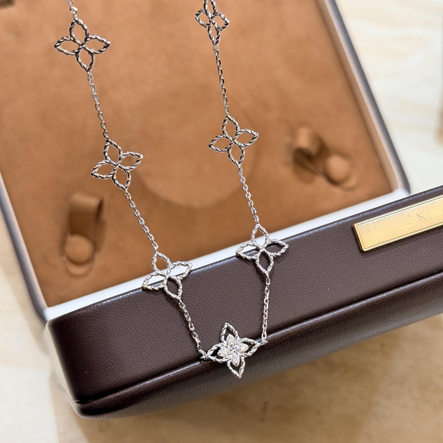 Hermès A7358 新款 布契风 镂空四叶草 十一花 麻花边 项链 高端S925材质 华丽设计 这种设计也只有 才能体现得淋漓尽致 永恒值得你拥有 铂金 电镀厚金 纯银项链