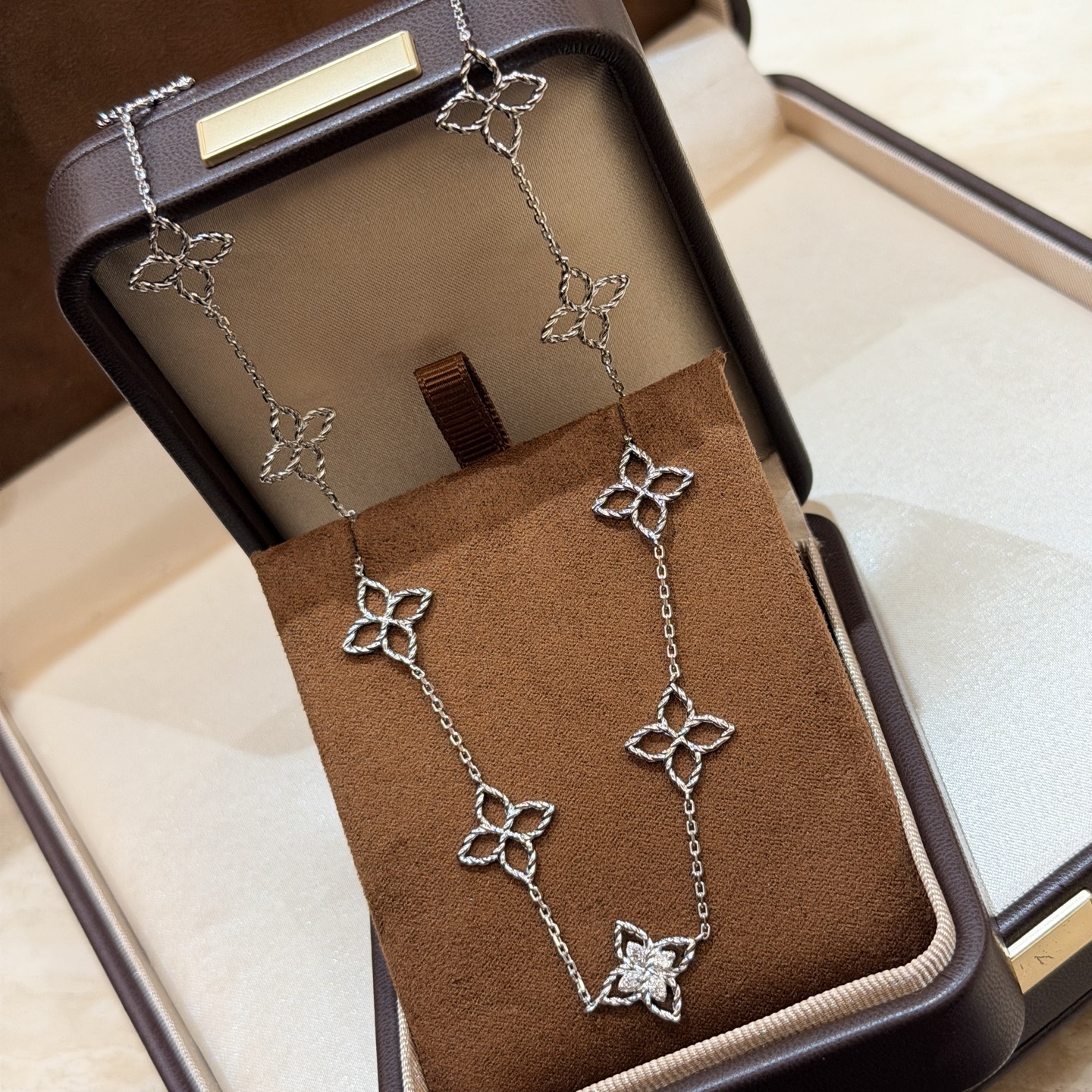Hermès A7358 新款 布契风 镂空四叶草 十一花 麻花边 项链 高端S925材质 华丽设计 这种设计也只有 才能体现得淋漓尽致 永恒值得你拥有 铂金 电镀厚金 纯银项链