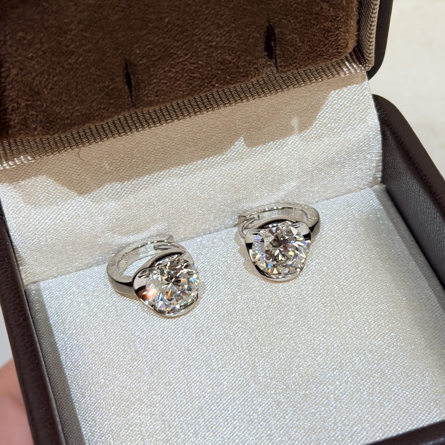 Hermès A7357 独立设计师 新款 简约百搭款 三克拉 圆钻 单钻耳圈 女人 单品 首饰是整体搭配效果的重点