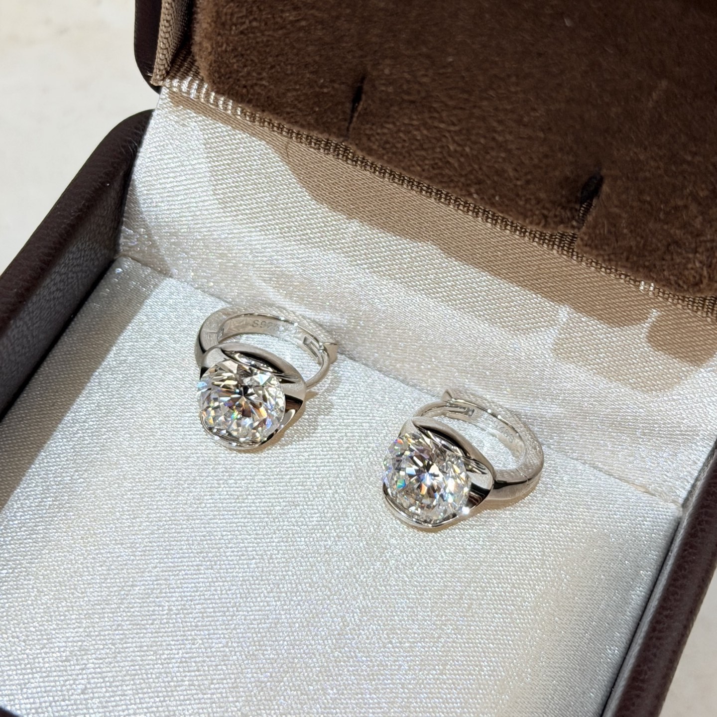 Hermès A7357 独立设计师 新款 简约百搭款 三克拉 圆钻 单钻耳圈 女人 单品 首饰是整体搭配效果的重点