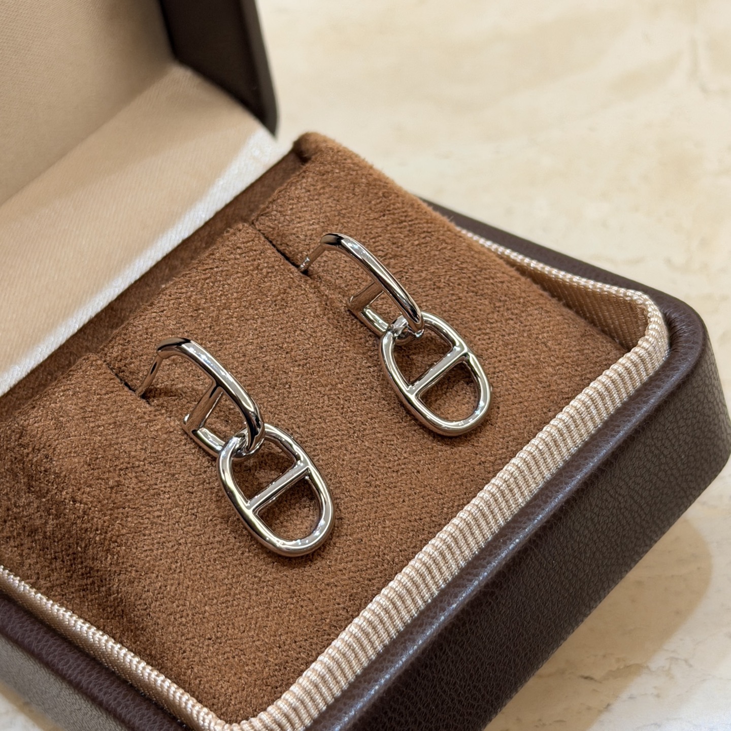 A7343 👑H家 Nuevo estilo clásico de alta gama y elegante, aretes de doble nariz de cerdo, superficie lisa, clásico atrac…