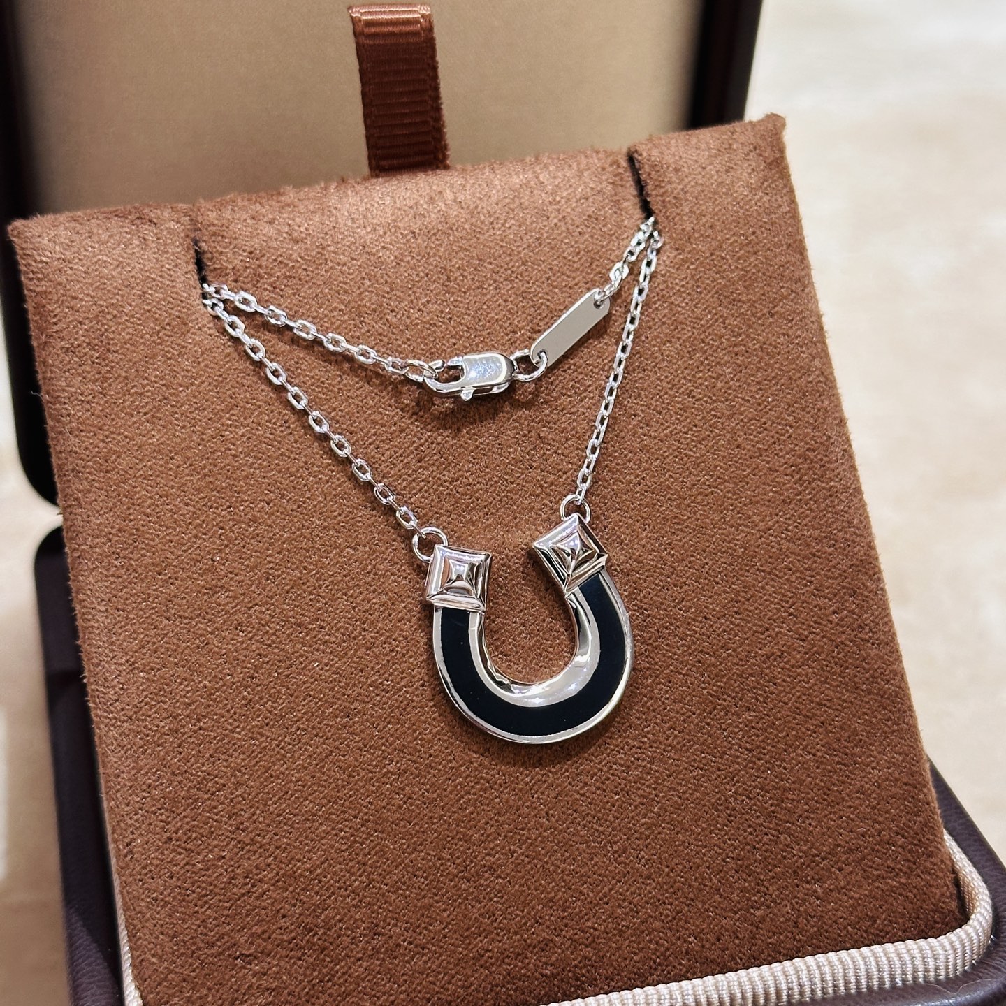 Hermès A7364 H家 新款 黑色珐琅 马蹄扣 铆钉项链 火遍大江南北的一款超百搭款 人手 单品 精选进口S925纯银材质电镀厚金 珐琅工艺技术 铂金色 纯银项链