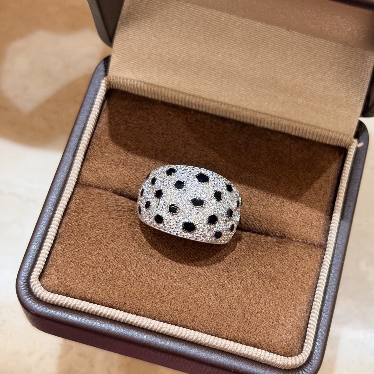 A6871 👑Casa Ka Nuevo de alta gama y dominante, anillo de leopardo con manchas, esmalte negro, lleno de diamantes, hech…