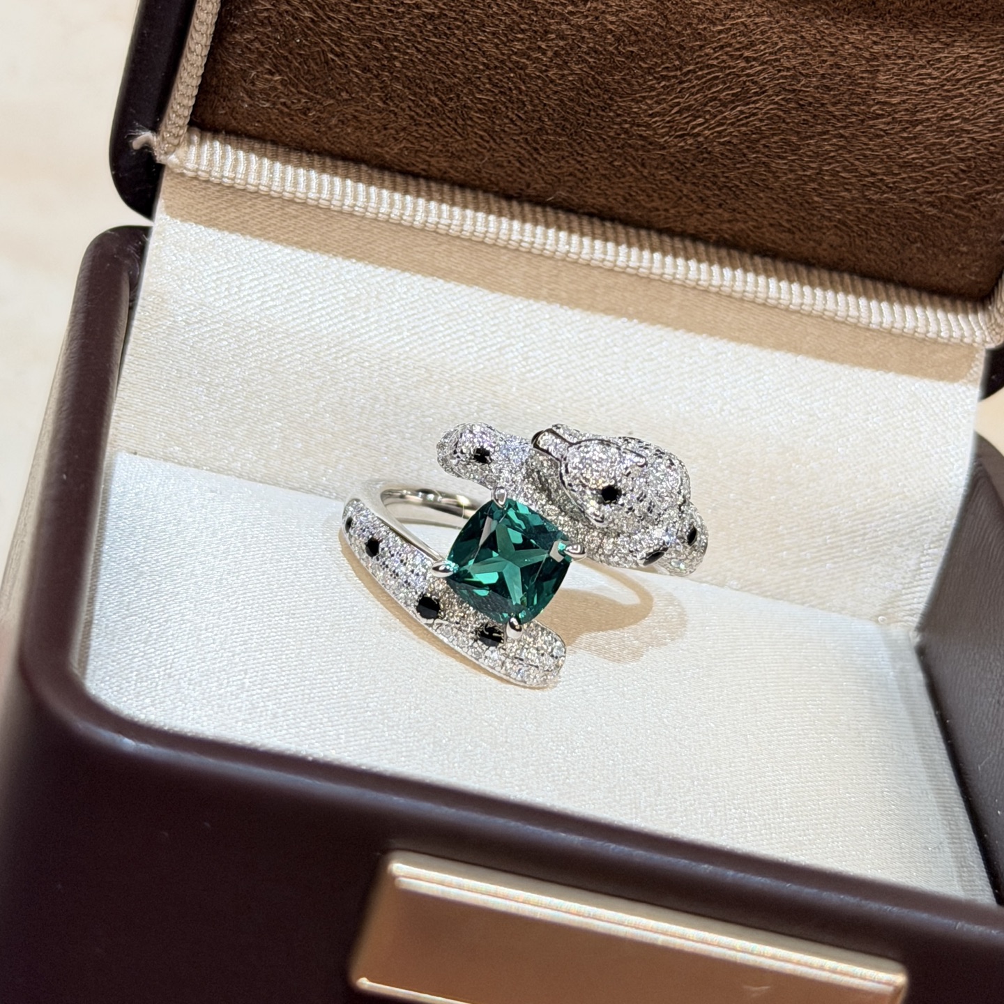 A6949 👑 Casa C nueva, alta gama y dominante, leopardo manchado, diamante cuadrado esmeralda, anillo lleno de diamantes…