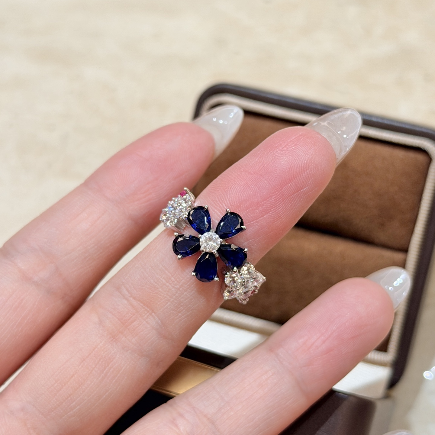 Hermès A7173 HW高级珠宝 新款 皇家蓝 花朵 钻石戒指 各大 栩栩如生