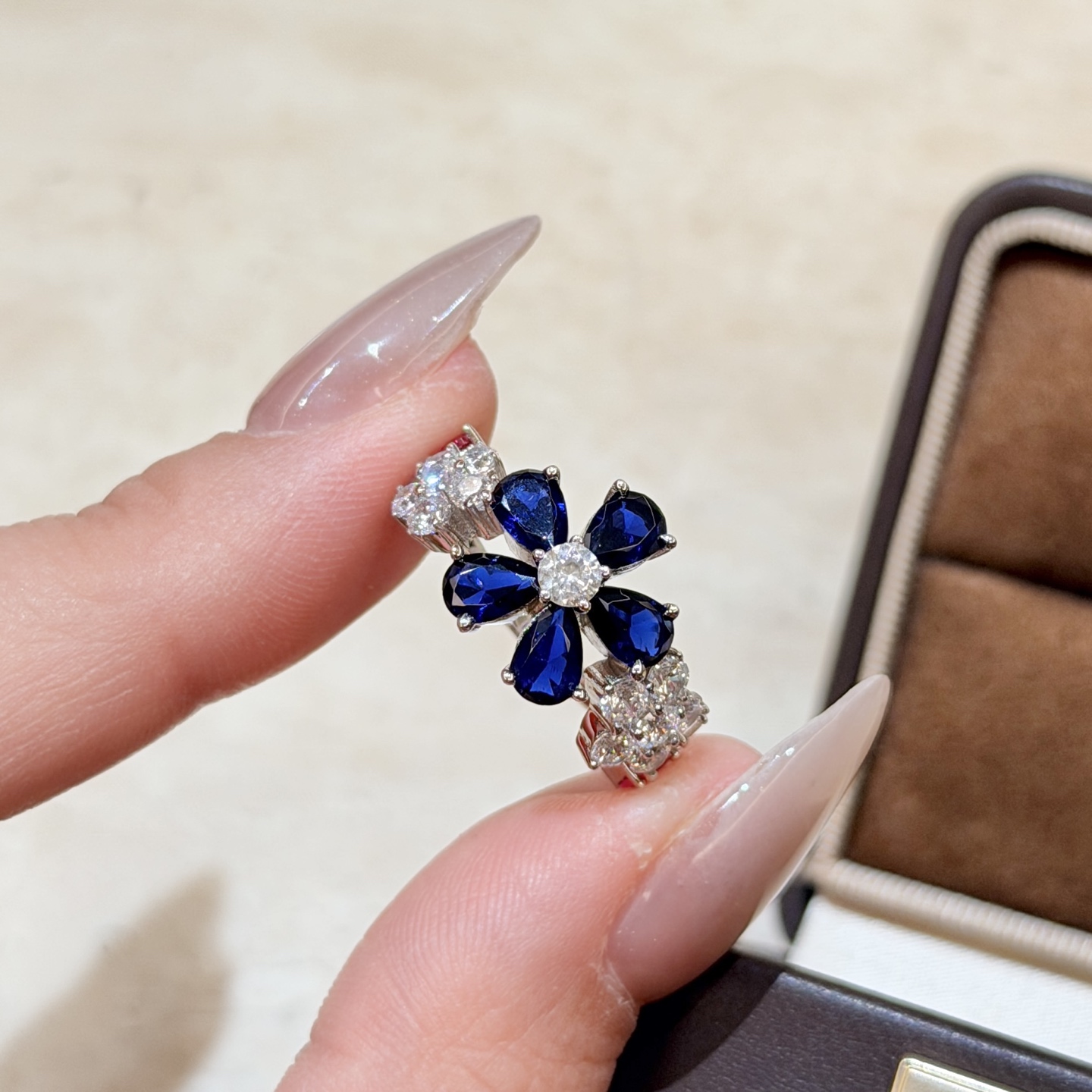 Hermès A7173 HW高级珠宝 新款 皇家蓝 花朵 钻石戒指 各大 栩栩如生