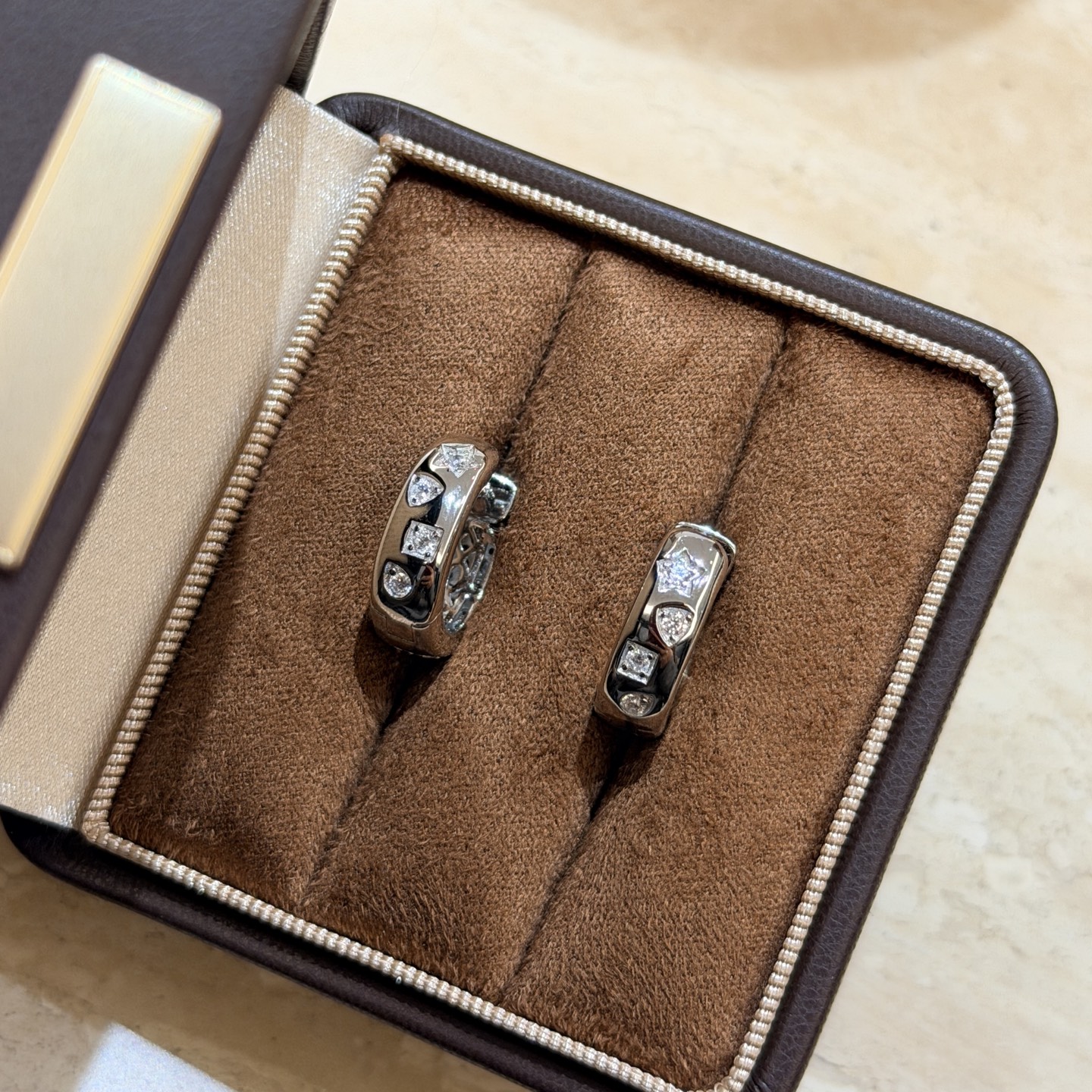 Hermès A7333 独立设计师 新款 异形钻 满钻密镶 双面耳拍 S925纯银镀18K白金 ins嘻哈潮牌 轻奢品牌 非常百搭 男女均可佩戴 铂金 电镀厚金 双面均可佩戴 买一当二佩戴 纯银耳环