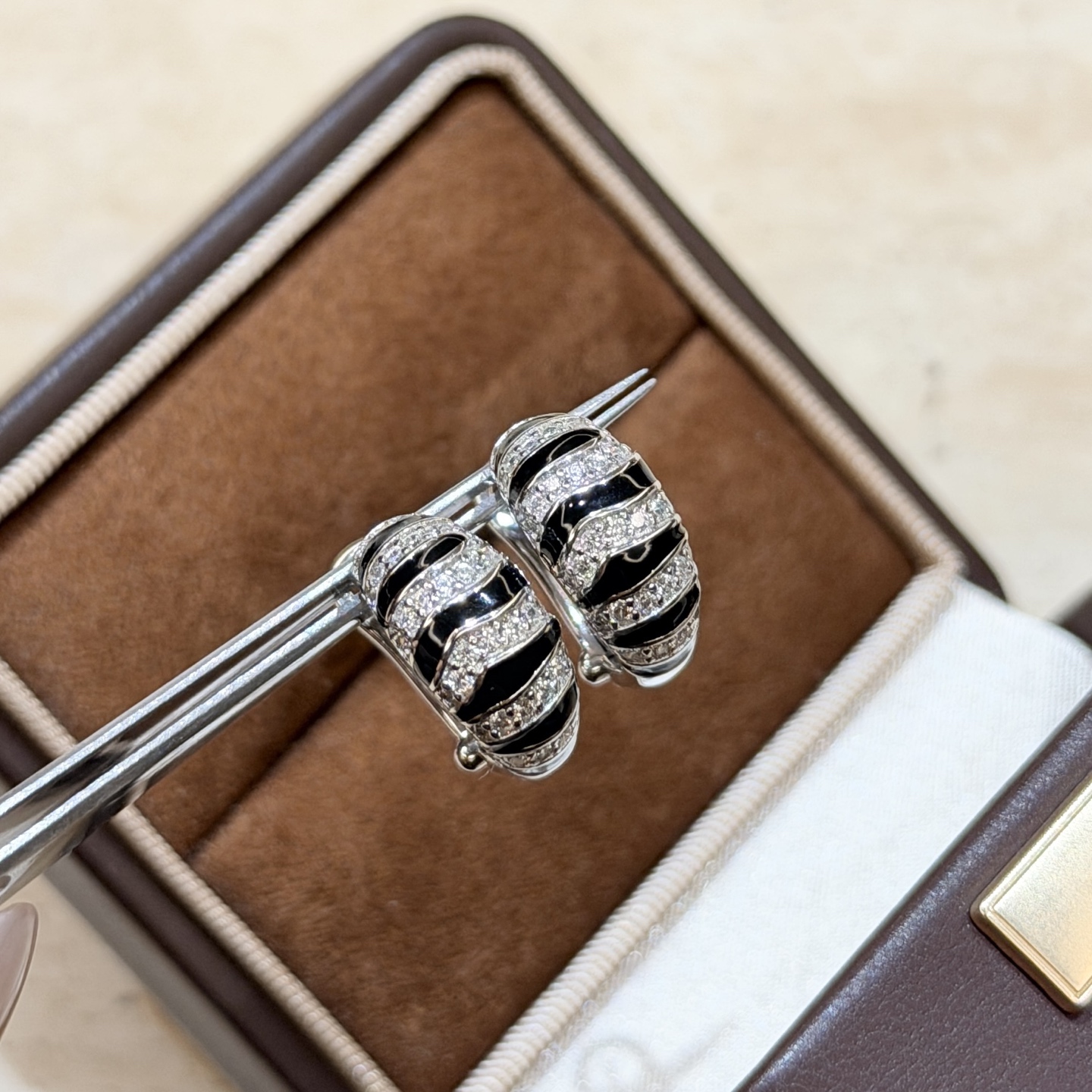 Hermès A6703 独立设计师 新款 新款 黑色珐琅 斑马 波浪纹 满钻 耳环通体S925纯银材质 老外订单 Made in Japan 绝对媲美真品 不褪色不过敏 电镀厚金 铂金色 纯银耳钉