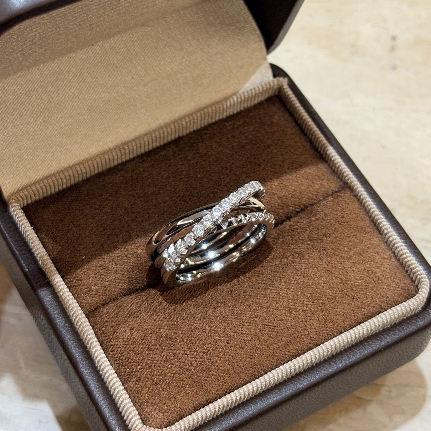 A7250 👄Casa de la tarjeta, nuevo modelo, anillo cruzado de tres filas con tachuelas, plata pura s925 importada de Alem…