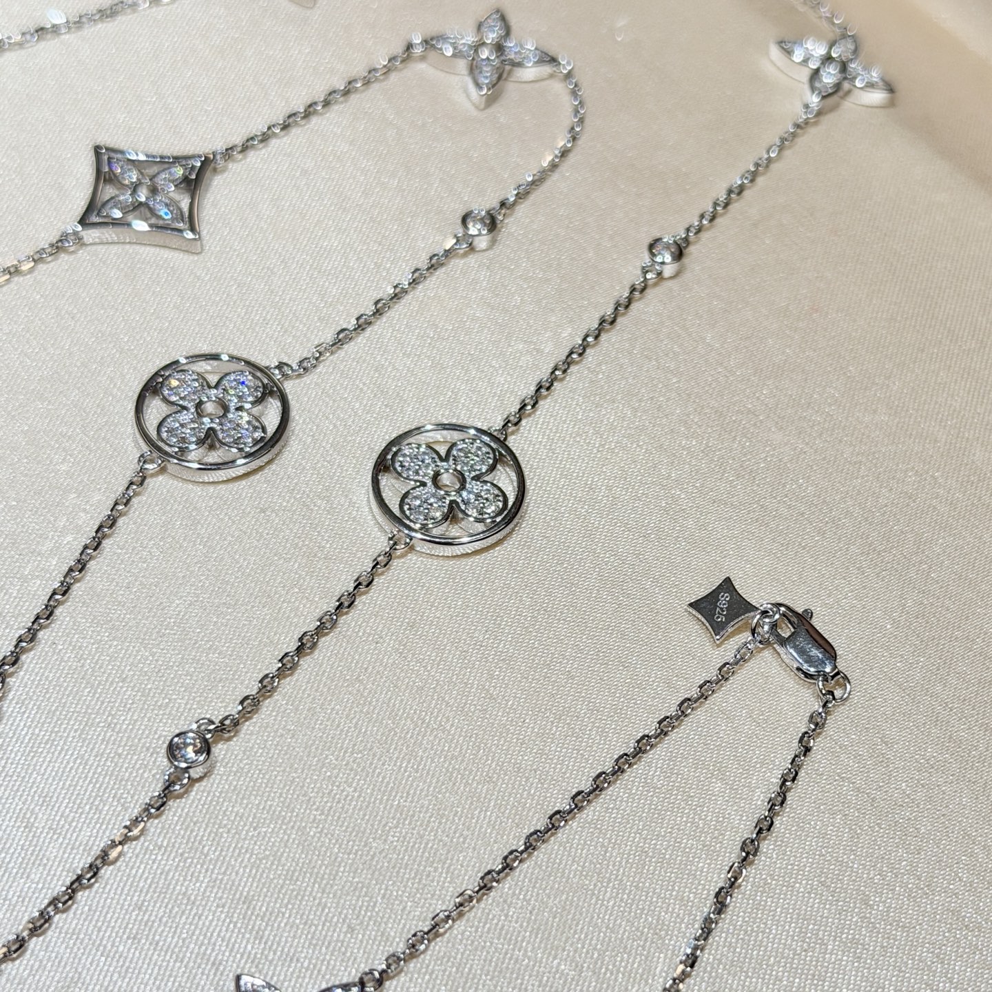 Louis Vuitton A7287 驴家 新款 满钻 花卉 老花 乱花毛衣链 每一朵花朵都是经过层层打磨抛光镶嵌出品