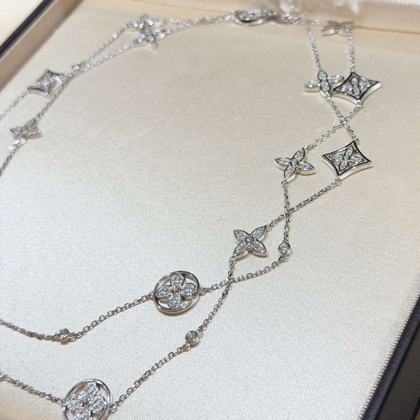 Louis Vuitton A7287 驴家 新款 满钻 花卉 老花 乱花毛衣链 每一朵花朵都是经过层层打磨抛光镶嵌出品