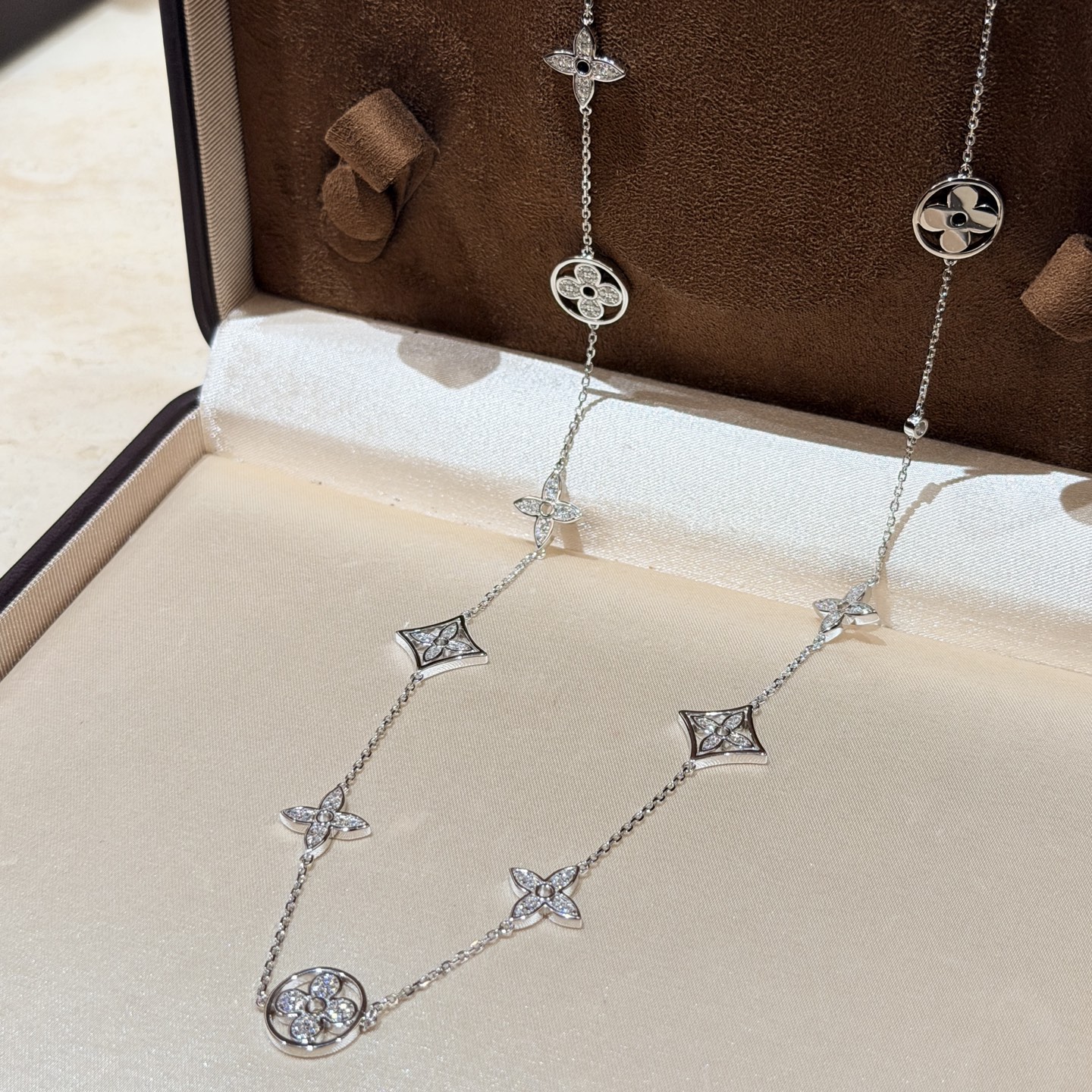Louis Vuitton A7287 驴家 新款 满钻 花卉 老花 乱花毛衣链 每一朵花朵都是经过层层打磨抛光镶嵌出品