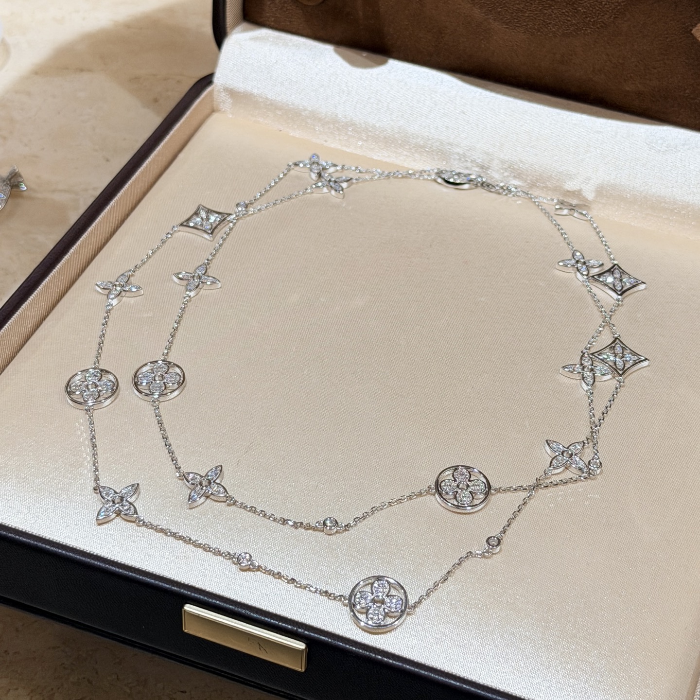 Louis Vuitton A7287 驴家 新款 满钻 花卉 老花 乱花毛衣链 每一朵花朵都是经过层层打磨抛光镶嵌出品