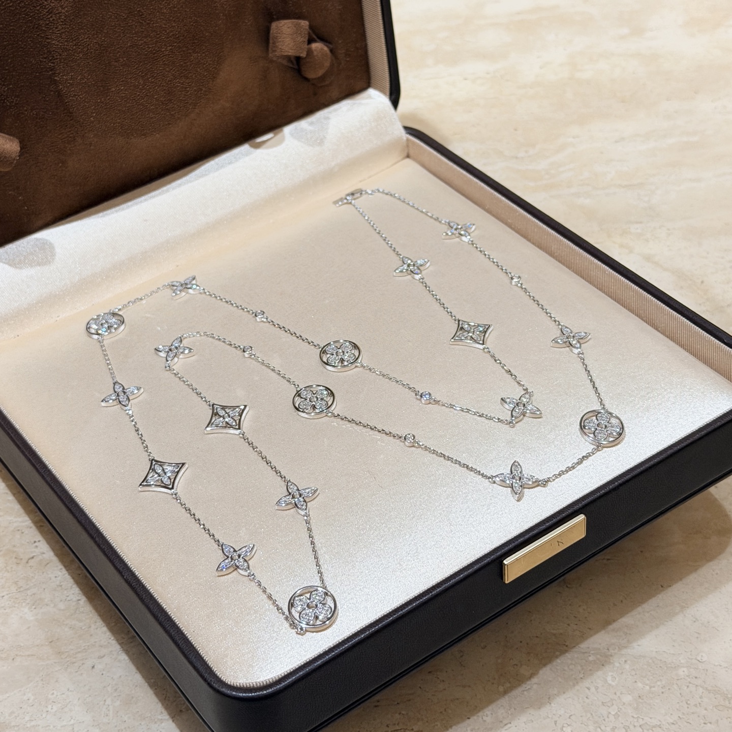 Louis Vuitton A7287 驴家 新款 满钻 花卉 老花 乱花毛衣链 每一朵花朵都是经过层层打磨抛光镶嵌出品