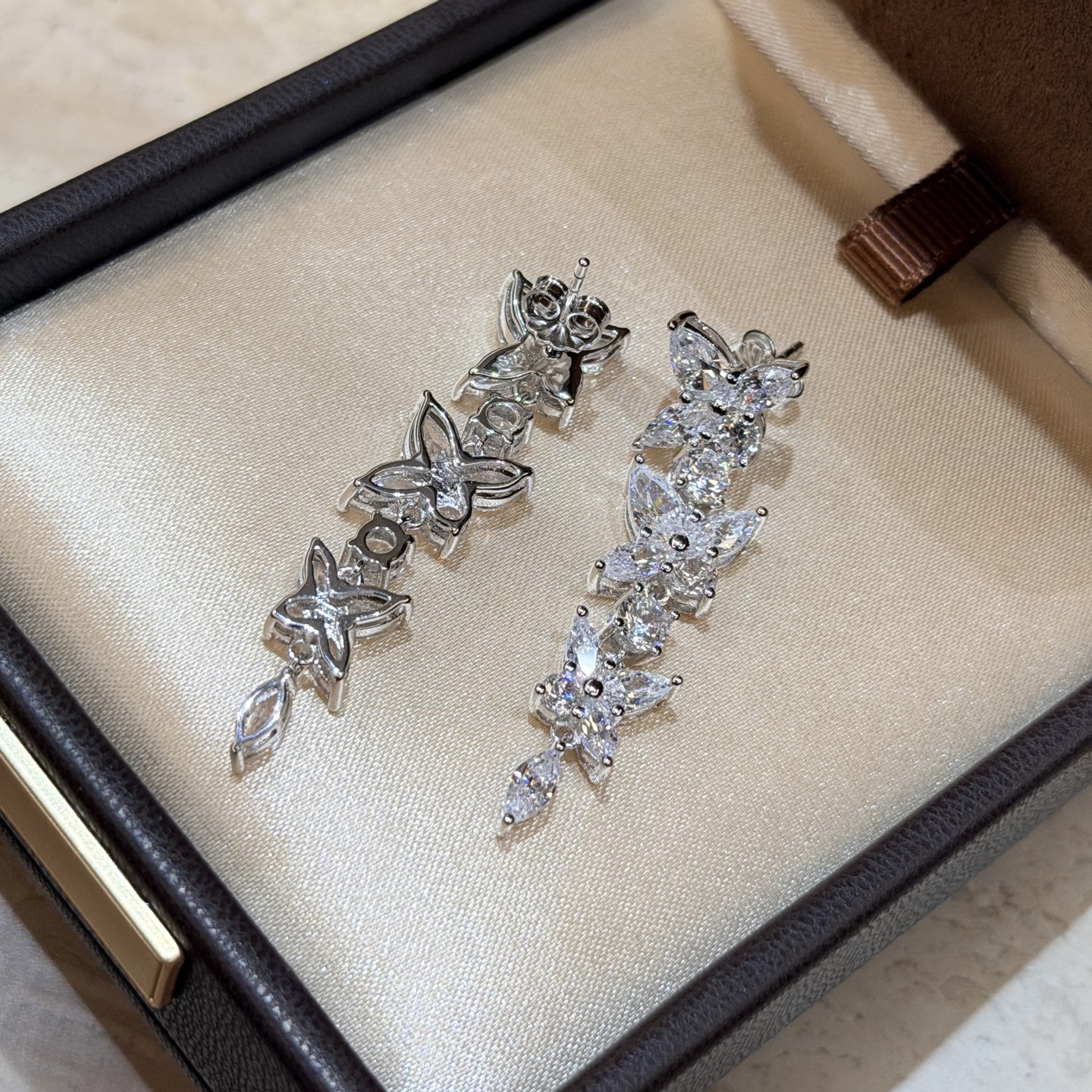 Hermès A1405 【T家】新款 大号 马眼 花簇 大号耳钉 【完美 】 精选925纯银材质