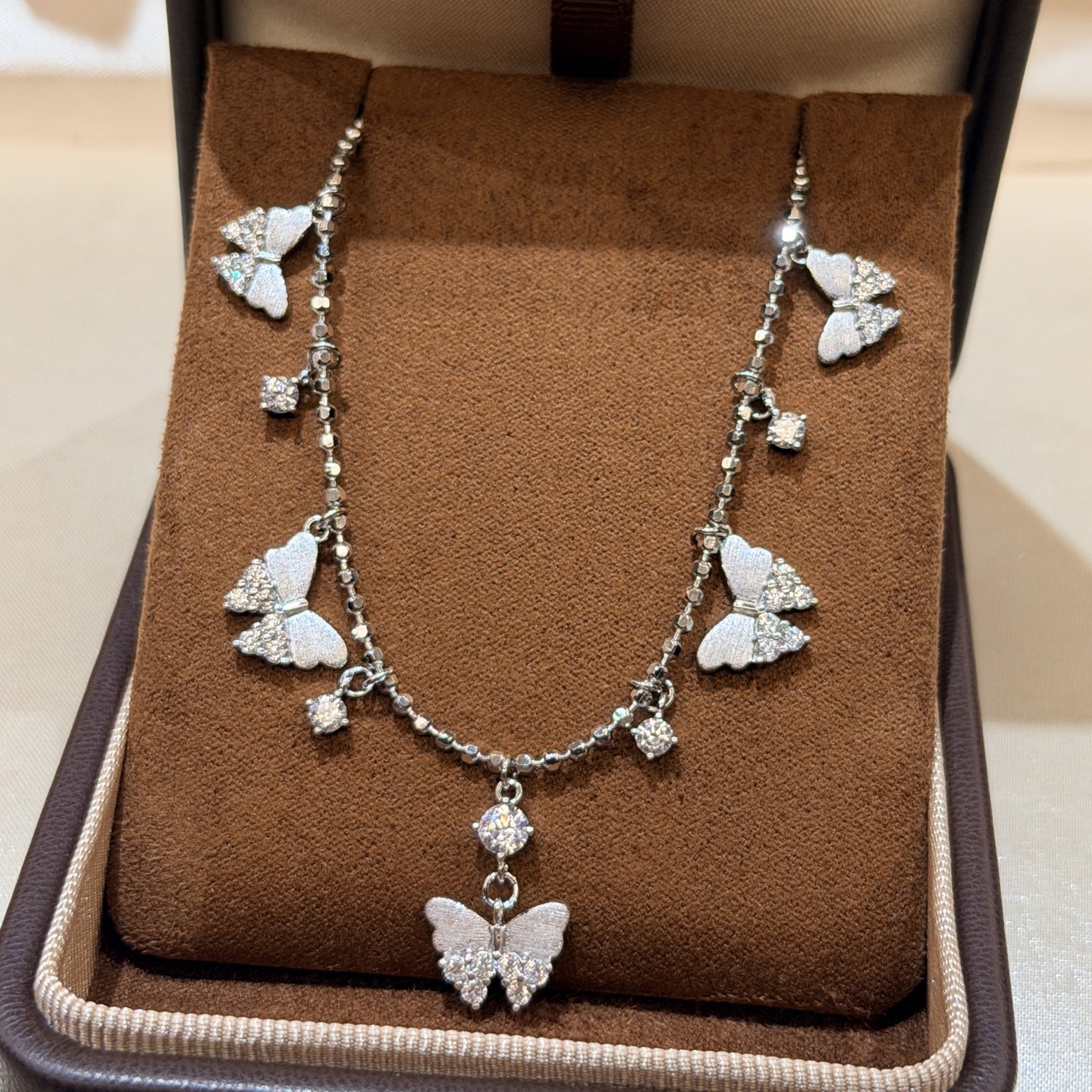 Hermès A6864 独立设计师款 中古风 小清新 拉丝 半钻蝴蝶 满天星项链 质感厚重 高端定制 S925纯银材质 妥妥的 名媛 单品 搭配各色礼裙连衣裙正装 电镀厚金 铂金色 纯银项链