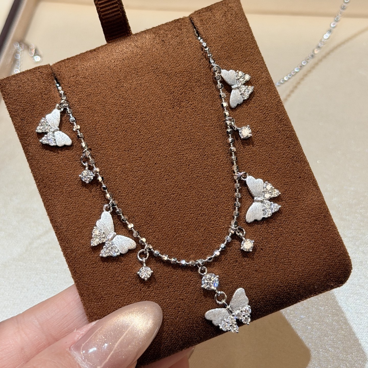 Hermès A6864 独立设计师款 中古风 小清新 拉丝 半钻蝴蝶 满天星项链 质感厚重 高端定制 S925纯银材质 妥妥的 名媛 单品 搭配各色礼裙连衣裙正装 电镀厚金 铂金色 纯银项链