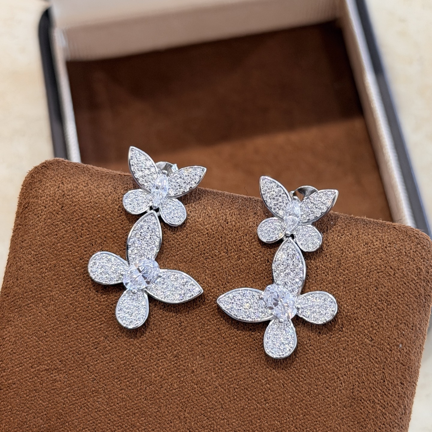A7374 🆕 Alta joyería Graff Doble mariposa Lleno de diamantes Pendientes grandes La joyería utiliza la más alta calidad…