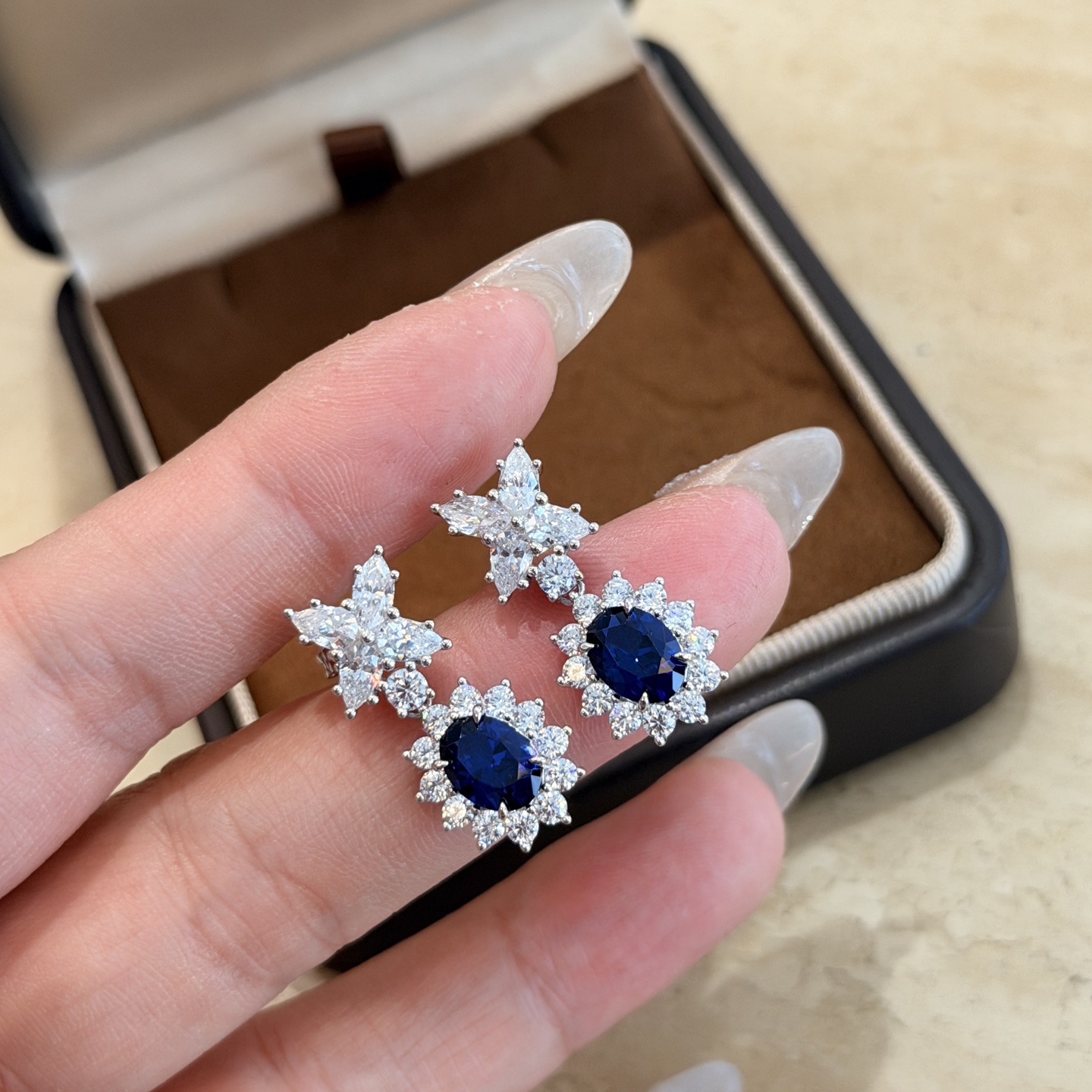 Hermès A7336 【富婆系列】如同星辰大海般的 皇家蓝鸽子蛋宝石 流苏耳环 定制超贵气的皇家蓝宝石 耳环 通体925纯银镶嵌工艺18k厚金升级高级电镀 重工设计 工艺 层层镶嵌 上身有着永不会过时的高级感与高贵之美宁静优雅、神秘永恒、高贵纯洁蓝宝石如同投掷到平静的湖面点缀的钻石是被溅起的晶莹水珠自带仙气