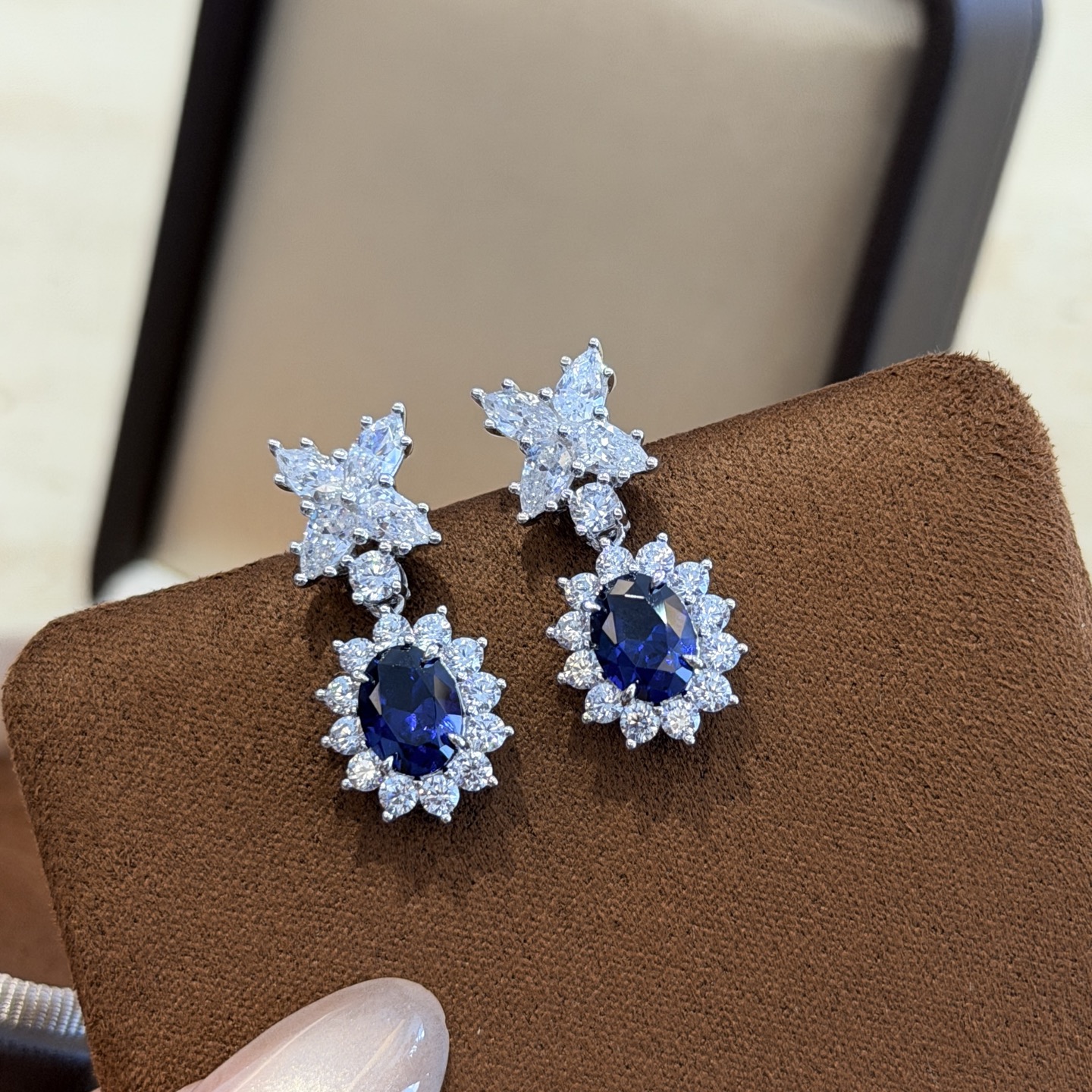 Hermès A7336 【富婆系列】如同星辰大海般的 皇家蓝鸽子蛋宝石 流苏耳环 定制超贵气的皇家蓝宝石 耳环 通体925纯银镶嵌工艺18k厚金升级高级电镀 重工设计 工艺 层层镶嵌 上身有着永不会过时的高级感与高贵之美宁静优雅、神秘永恒、高贵纯洁蓝宝石如同投掷到平静的湖面点缀的钻石是被溅起的晶莹水珠自带仙气