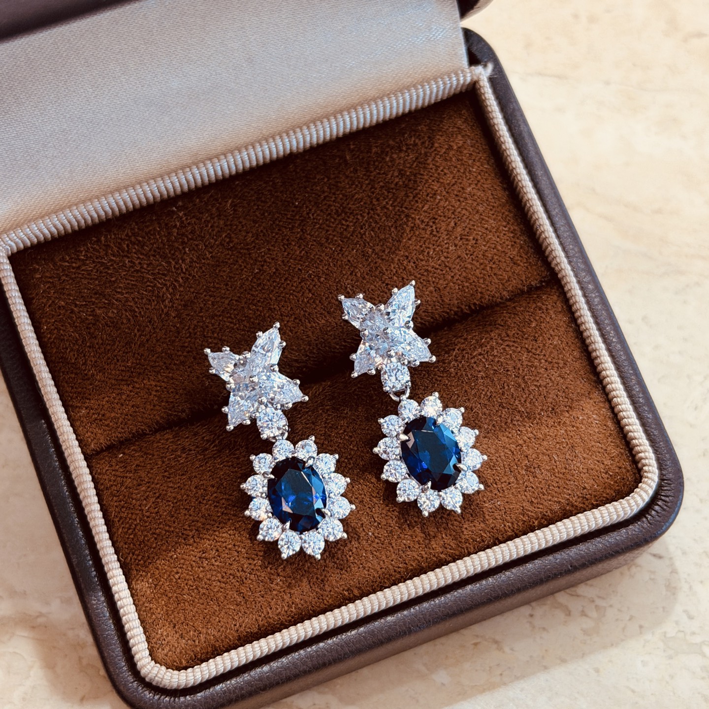 Hermès A7336 【富婆系列】如同星辰大海般的 皇家蓝鸽子蛋宝石 流苏耳环 定制超贵气的皇家蓝宝石 耳环 通体925纯银镶嵌工艺18k厚金升级高级电镀 重工设计 工艺 层层镶嵌 上身有着永不会过时的高级感与高贵之美宁静优雅、神秘永恒、高贵纯洁蓝宝石如同投掷到平静的湖面点缀的钻石是被溅起的晶莹水珠自带仙气