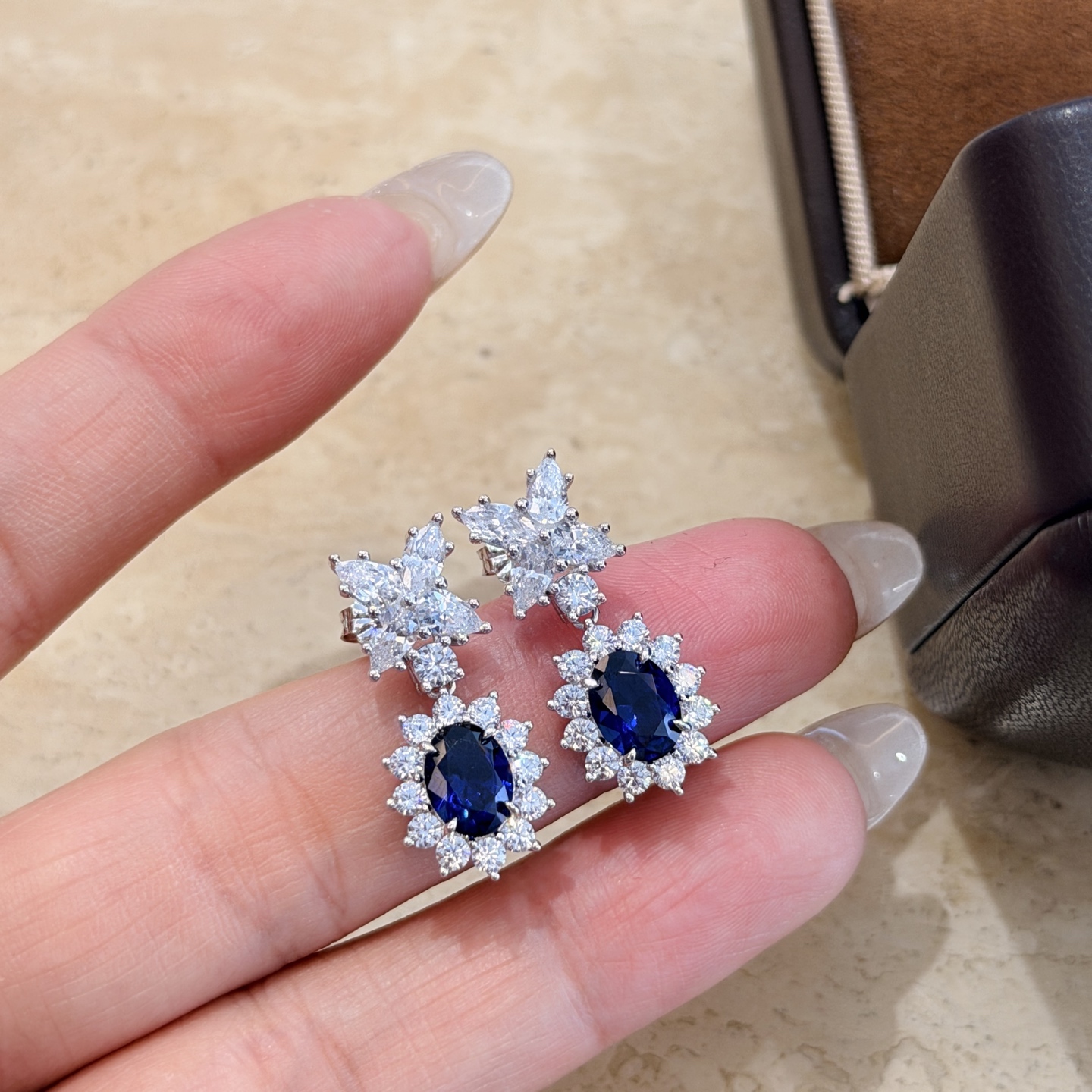 Hermès A7336 【富婆系列】如同星辰大海般的 皇家蓝鸽子蛋宝石 流苏耳环 定制超贵气的皇家蓝宝石 耳环 通体925纯银镶嵌工艺18k厚金升级高级电镀 重工设计 工艺 层层镶嵌 上身有着永不会过时的高级感与高贵之美宁静优雅、神秘永恒、高贵纯洁蓝宝石如同投掷到平静的湖面点缀的钻石是被溅起的晶莹水珠自带仙气