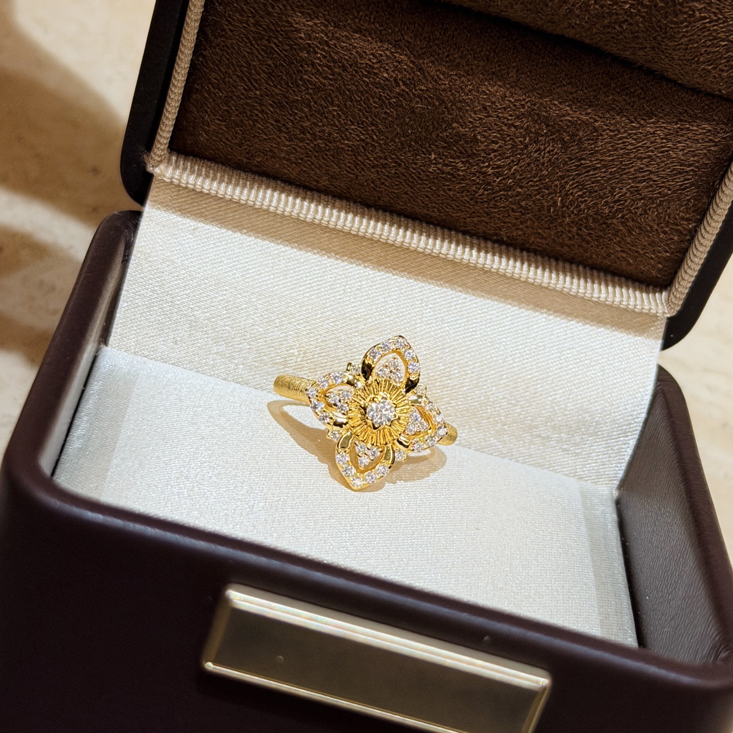 Buccellati A7213 布契拉提 新款 古法黄金工艺 四叶草 拉丝 戒指 高级意大利宫庭风 高端925纯银 18k金镶嵌7A高碳钻 美 到骨子里了 电镀厚金 678码齐 纯银戒指