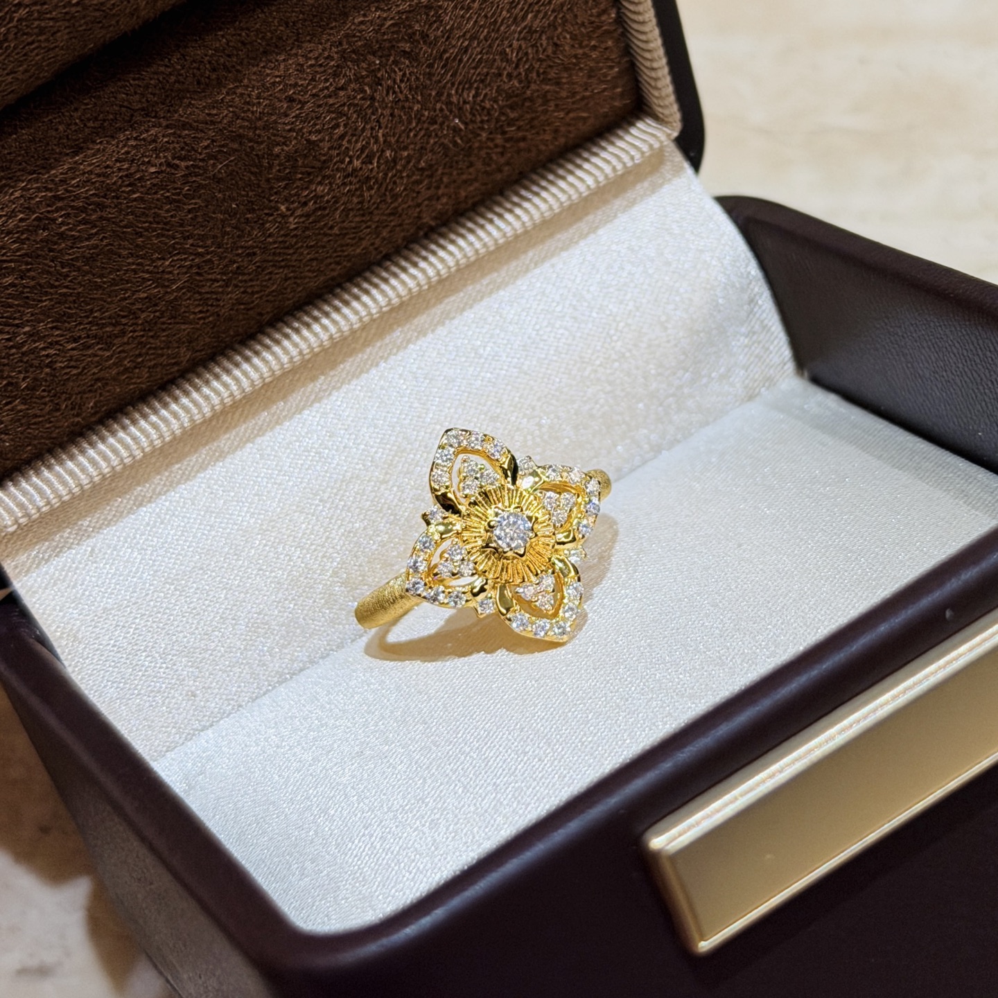 Buccellati A7213 布契拉提 新款 古法黄金工艺 四叶草 拉丝 戒指 高级意大利宫庭风 高端925纯银 18k金镶嵌7A高碳钻 美 到骨子里了 电镀厚金 678码齐 纯银戒指