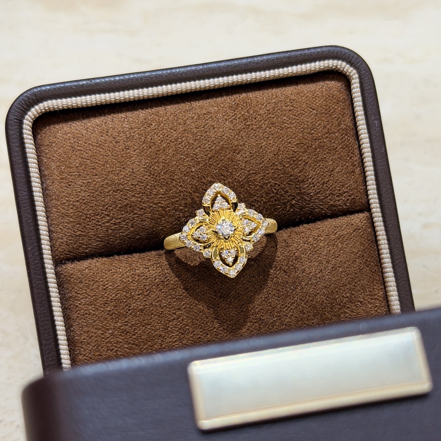 Buccellati A7213 布契拉提 新款 古法黄金工艺 四叶草 拉丝 戒指 高级意大利宫庭风 高端925纯银 18k金镶嵌7A高碳钻 美 到骨子里了 电镀厚金 678码齐 纯银戒指