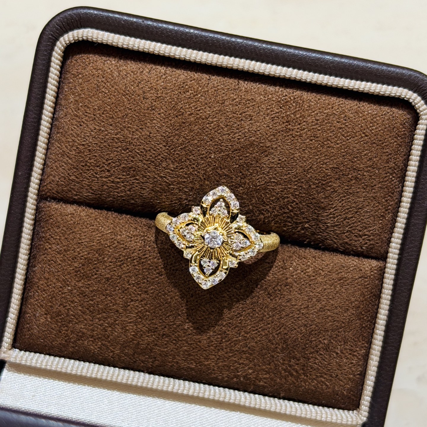 Buccellati A7213 布契拉提 新款 古法黄金工艺 四叶草 拉丝 戒指 高级意大利宫庭风 高端925纯银 18k金镶嵌7A高碳钻 美 到骨子里了 电镀厚金 678码齐 纯银戒指