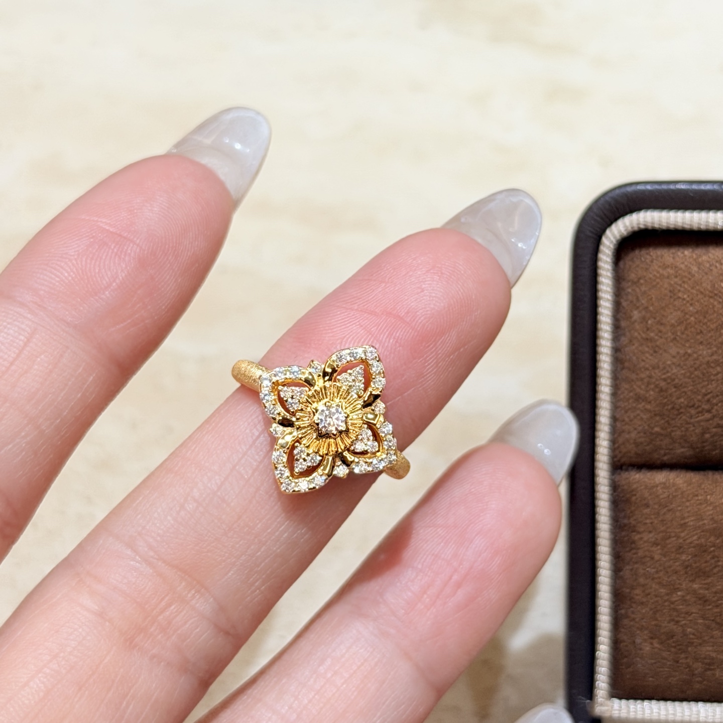 Buccellati A7213 布契拉提 新款 古法黄金工艺 四叶草 拉丝 戒指 高级意大利宫庭风 高端925纯银 18k金镶嵌7A高碳钻 美 到骨子里了 电镀厚金 678码齐 纯银戒指