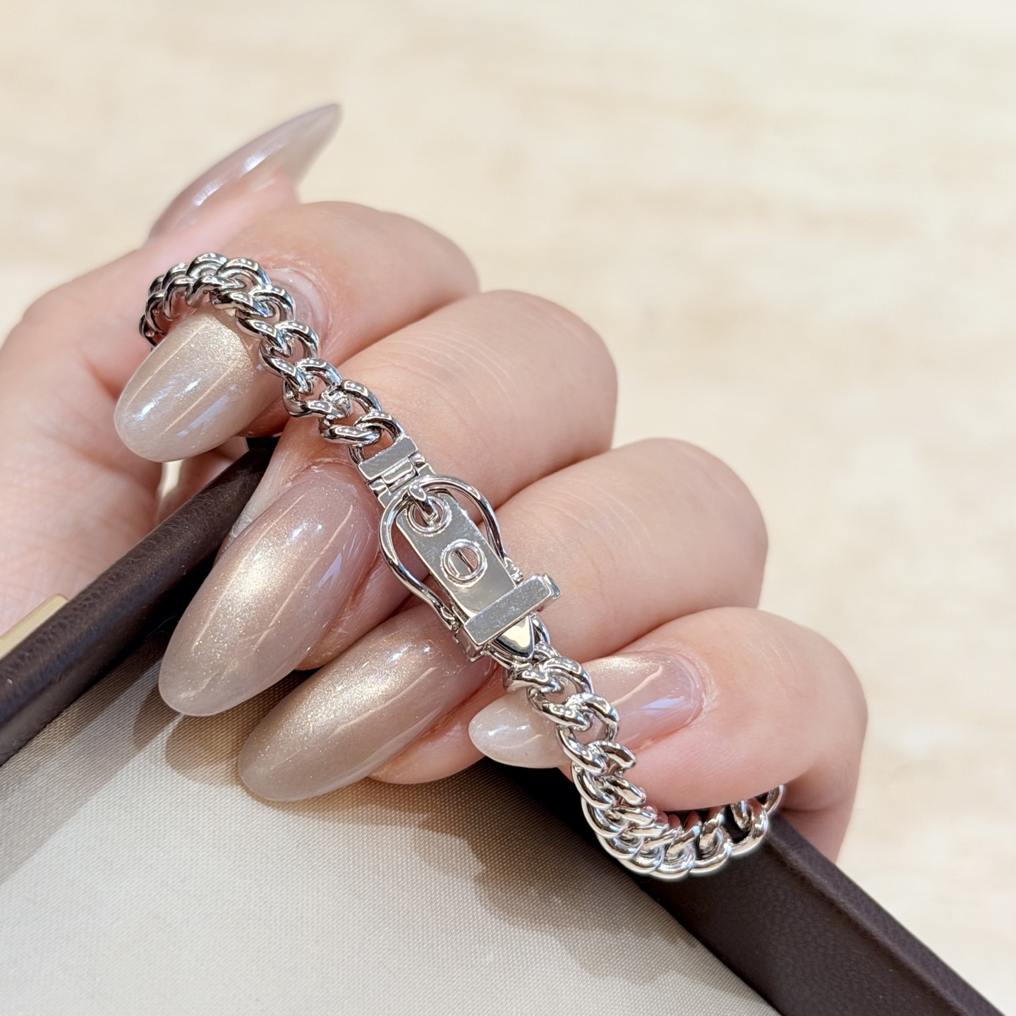 Hermès A7163 最新H家 皮带扣 链条手链 容易吸引人的 皮带扣 S925纯银镀K金 绝不是那种滥大街的便宜货 无论款式 质感 都是绝对的顶尖feel 只要看一眼就懂了 自留款 超 nice 铂金色电镀厚金 纯银手链