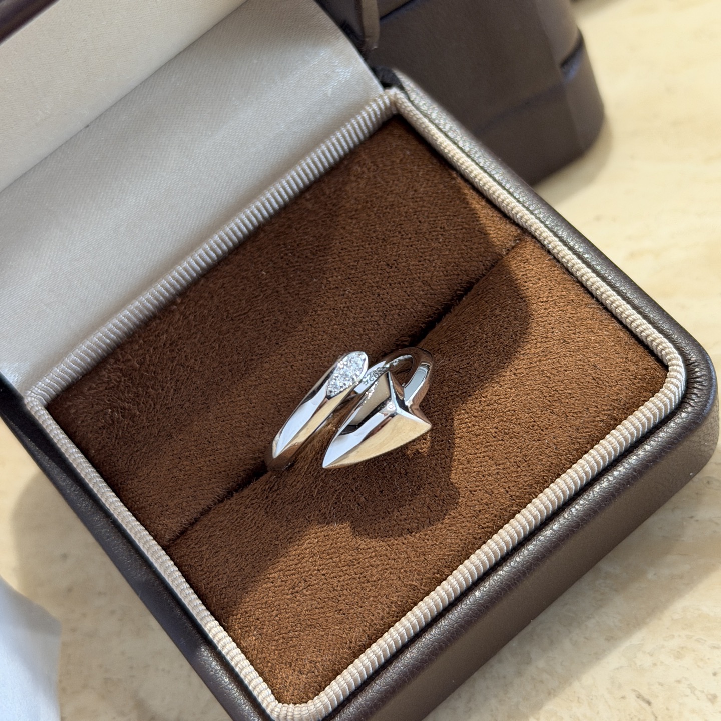Hermès A7172 独立设计师 新款 金铲铲 小铲子 点钻 开口戒指 铲子寓意非常好 代表日进斗金 老师傅手工打造 通体S925纯银材质 电镀厚金 铂金色 开口可调节 纯银戒指