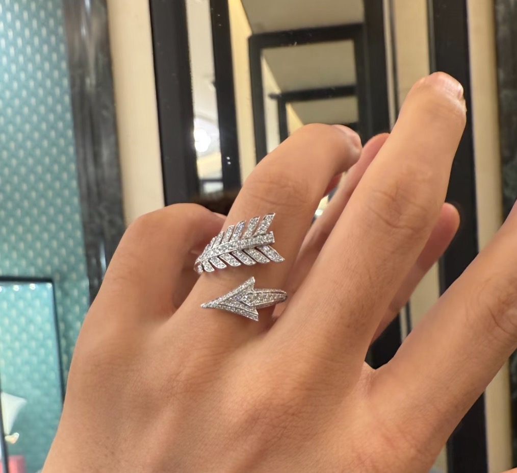 Hermès A7393 宝诗龙 新款 箭头 羽毛 满钻密镶戒指 通体纯银镶嵌AAAAA级高碳钻 个性 引领潮流 通体925纯银 镶嵌工艺 女神 单品 电镀厚金 铂金色 开口均码可调节 纯银戒指
