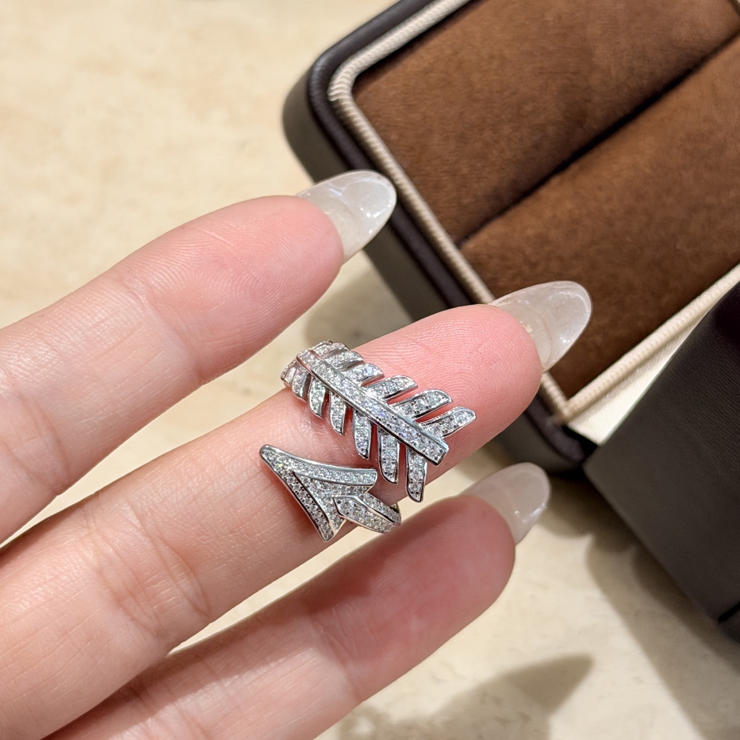 Hermès A7393 宝诗龙 新款 箭头 羽毛 满钻密镶戒指 通体纯银镶嵌AAAAA级高碳钻 个性 引领潮流 通体925纯银 镶嵌工艺 女神 单品 电镀厚金 铂金色 开口均码可调节 纯银戒指